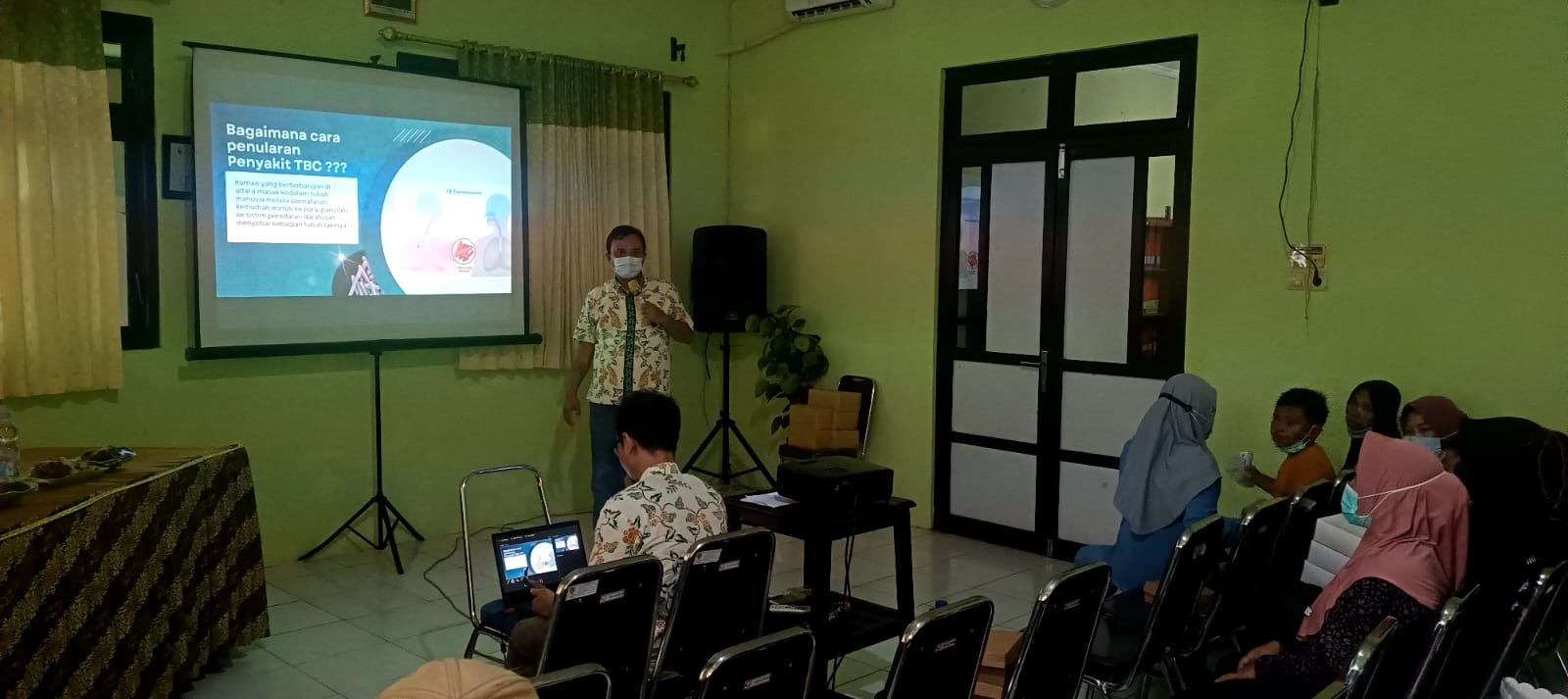 SOSIAL: Ketua Tim Pengabdian Masyarakat Unair . dr. Herley Windo Setiawan, Sp.P(K) Dari Dept. Pulmonologi dan Kedokteran Respirasi, Fakultas Kedokteran Universitas Airlangga