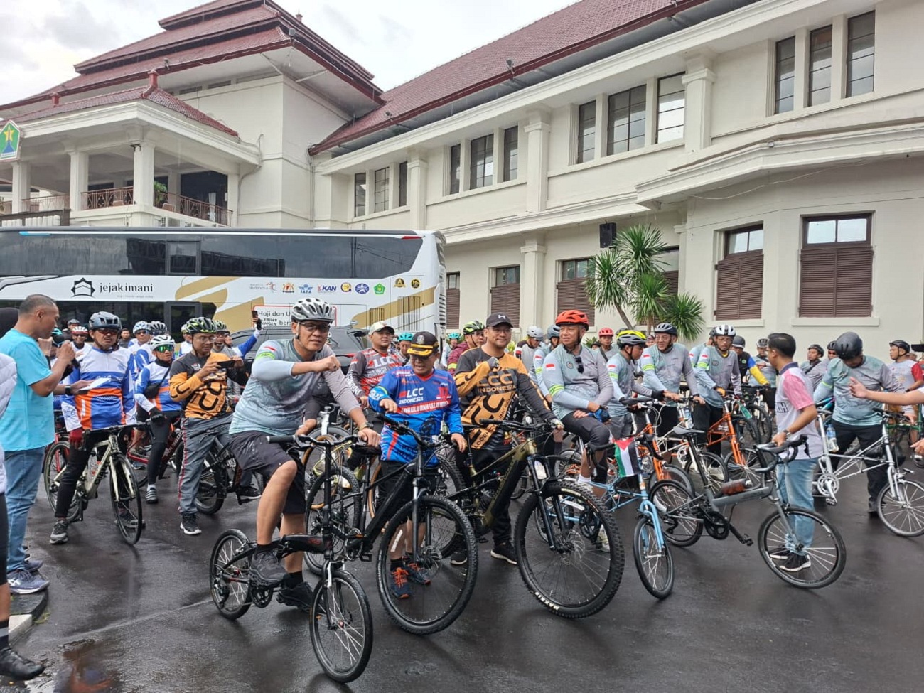 3.	SEHAT: Gowes Peduli Bencana ini tidak hanya bertujuan menjaga kesehatan jasmani, tetapi juga sebagai upaya menjaga kesehatan rohani.
