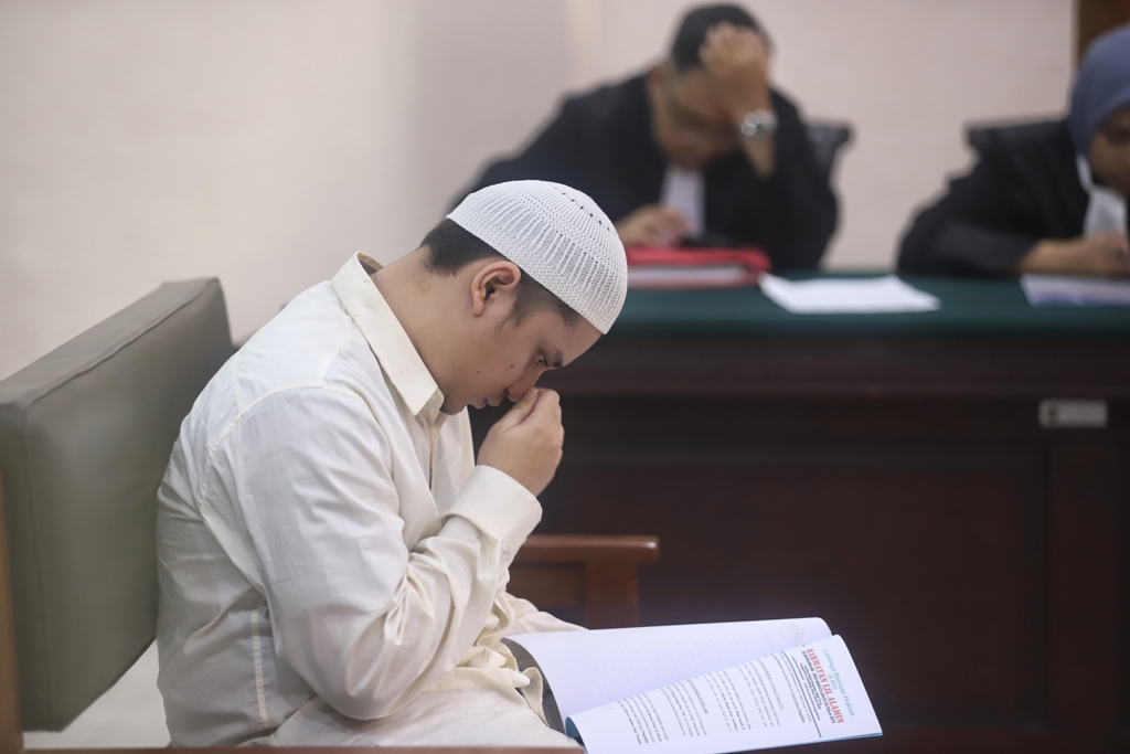 BERLANJUT: Alvi Maulana, terdakwa kasus pembunuhan dan mutilasi kekasihnya sendiri, Tiara Angelina Saraswati menjalani sidang di Pengadilan Negeri Mojokerto, Snein (12/1).