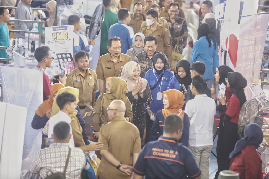 BERAGAM: Kepala Cabdindik Wilayah Kabupaten dan Kota Mojokerto Pinky Hidayati meninjau stan Edu Fair 2026 yang diikuti puluhan kampus di GOR dan Seni Mojopahit, Kota Mojokerto, kemarin (19/1).