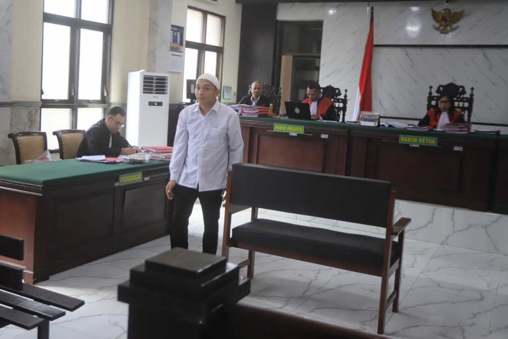 KEBERATAN: Rio Filian Tono, terdakwa tunggal kasus tewasnya M. Alfan, siswa SMK di Mojosari usai menjalani sidang pembelaan di Pengadilan Negeri Mojokerto, kemarin (19/1).