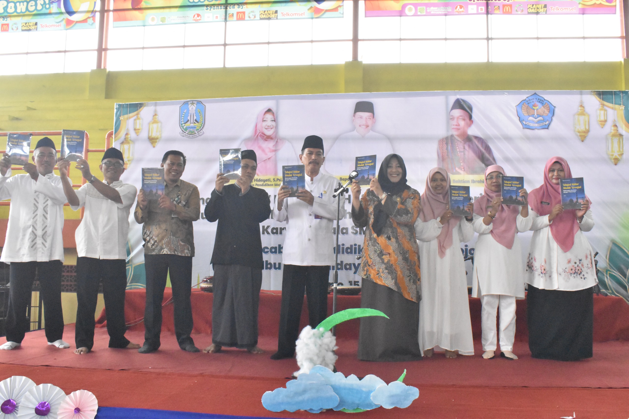 DILUNCURKAN: Kacabdindik Wilayah Kabupaten-Kota Mojokerto Pinky Hidayati didampingi Kepala SMAN 1 Puri Sutoyo meluncurkan buku kesembilan, Kamis (15/1).