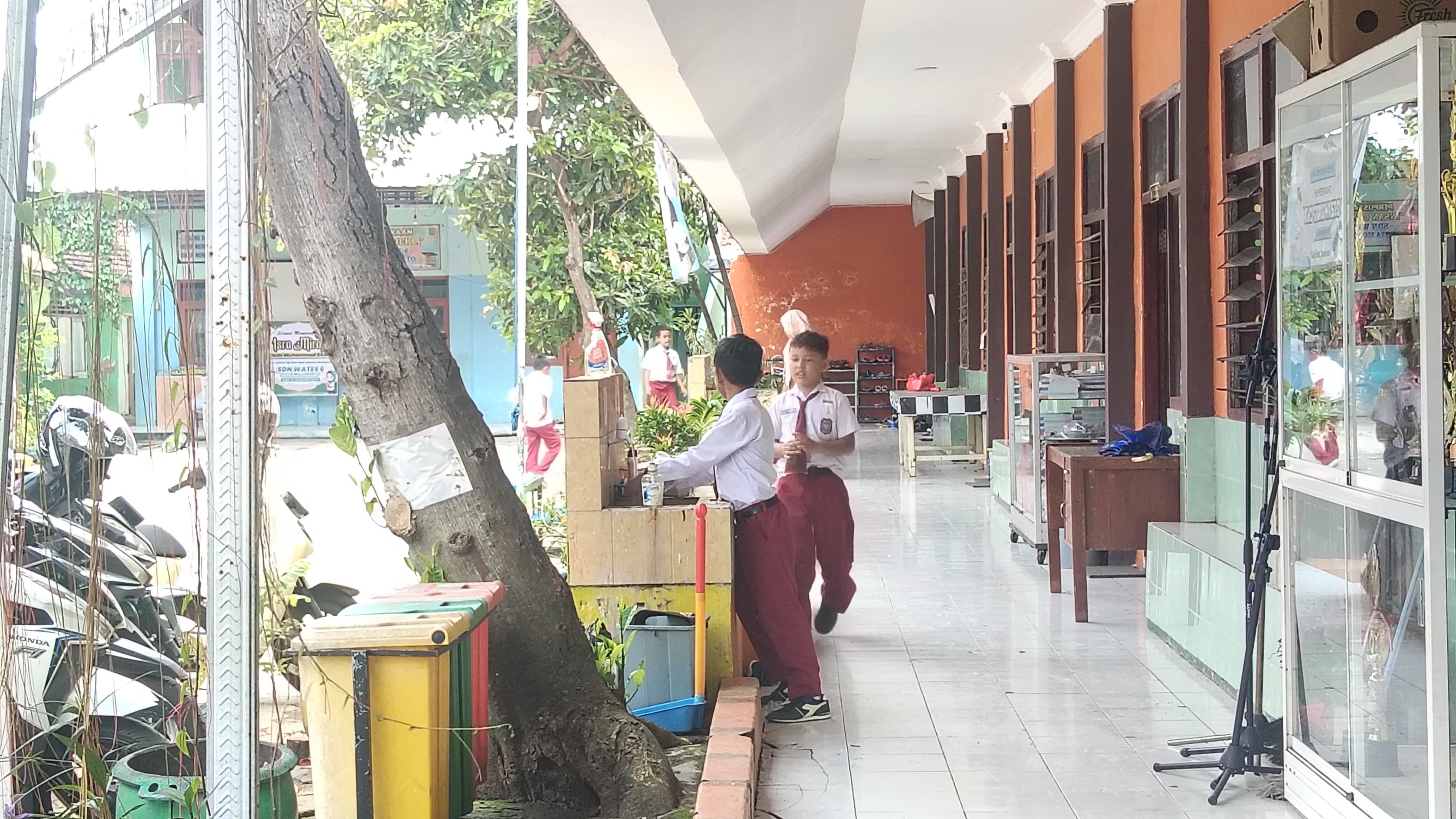SEPI: Suasana lingkungan SDN Wates 6, Senin (19/1). Sebagian siswa di lembaga tersebut diduga mengalami keracunan setelah mengonsumsi MBG.