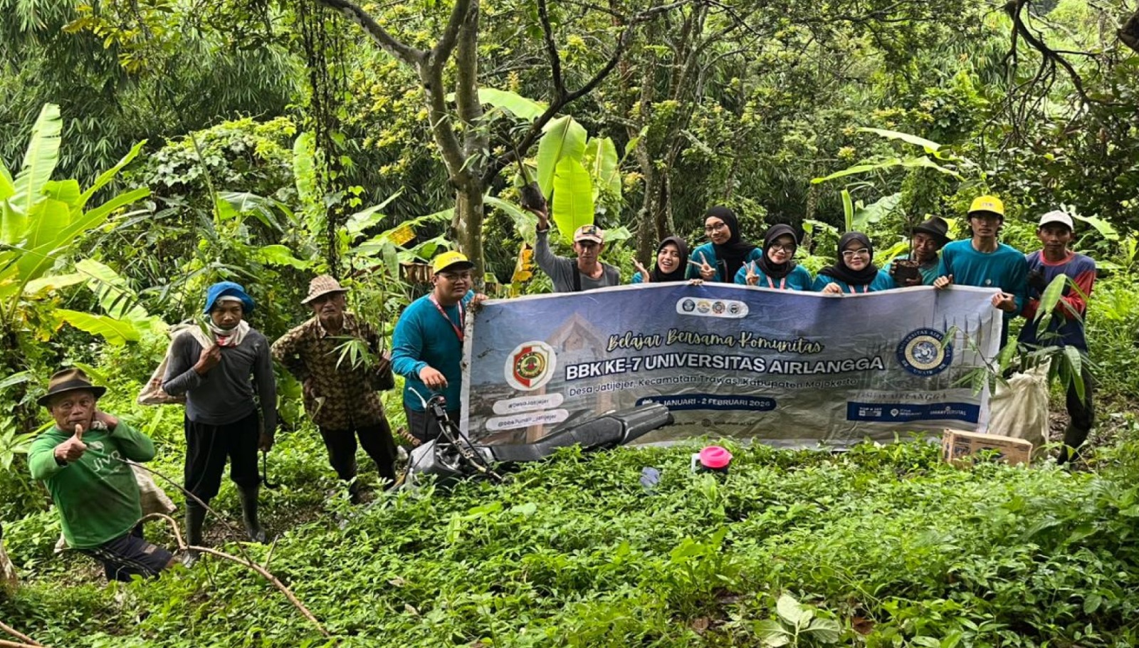 RAWAT ALAM: Mahasiswa BBK 7 Unair Surabaya melakukan penanaman bibit bambu di Desa Jatijejer, Kecamatan Trawas, Kabupaten Mojokerto, melalui kegiatan AKAR, Minggu (18/1).