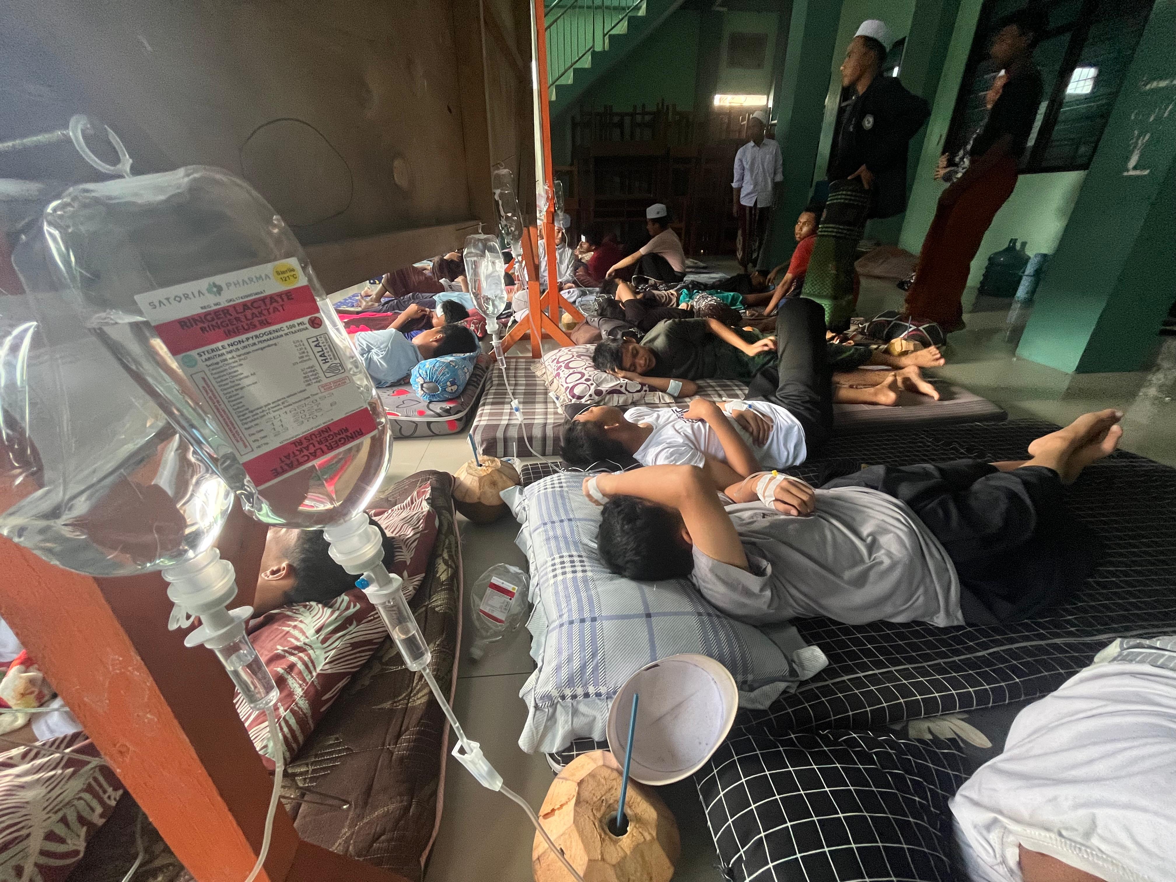 BERHARAP TAK TERULANG: Puluhan siswa sekaligus santri Pondok Pesantren Mahad An Nur, Desa Singowangi, Kecamatan Kutorejo, saat menjalani perawatan darurat di lingkungan pesantren akibat karacunan menu