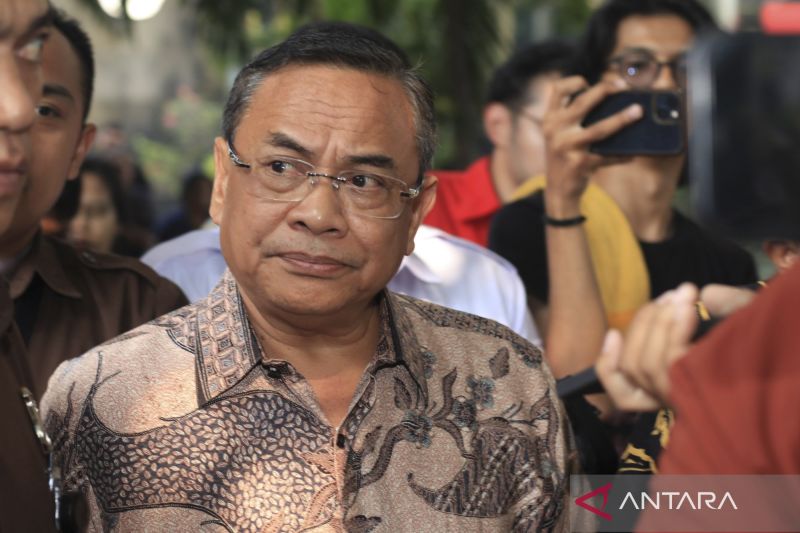 Bupati Pati Sudewo berjalan usai menjalani pemeriksaan di Gedung Merah Putih KPK, Jakarta, Senin (22/9/2025). Sudewo diperiksa penyidik KPK sebagi saksi kasus dugaan suap pembangunan dan pemeliharaan