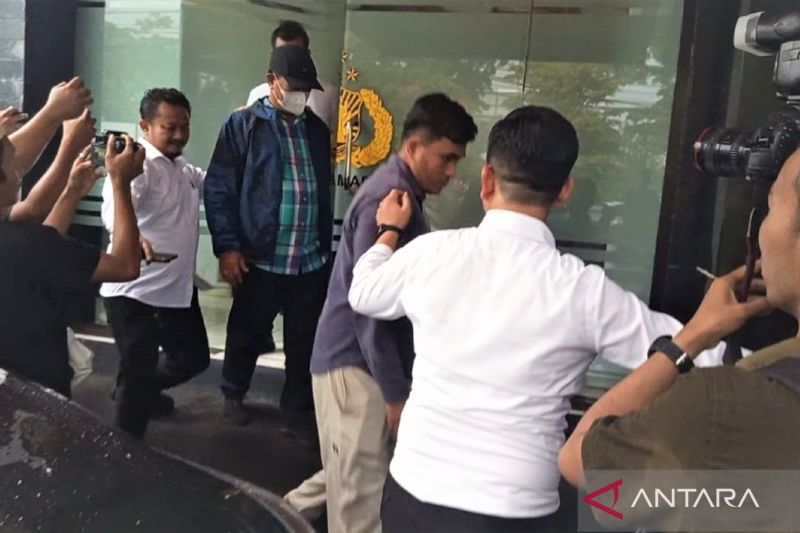 Wali Kota Madiun, Maidi (baju kotak-kota) keluar dari ruang Satreskrim Polres Madiun setelah menjalani pemerksaan tim KPK terkait dengan dugaan korupsi fee (biaya komitmen) proyek dan dana tanggung ja