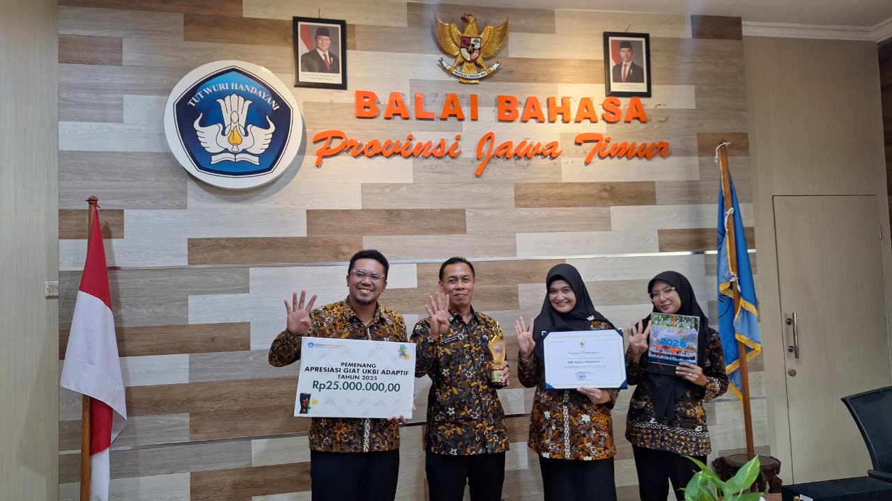 UKUR KEMAMPUAN: Kepala SMPN 4 Mojokerto Moch. Yasin menerima apresiasi dari Balai Bahasa Provinsi Jawa Timur berkat penyelenggaraan UKBI yang digelar setiap tahun.