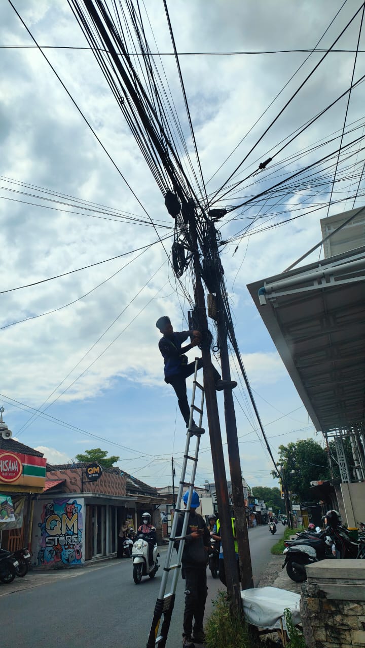 MEMBANDEL: Pemasangan jaringan provider diduga ilegal di sejumlah ruas jalan Kabupaten Mojokerto makin merajalela.