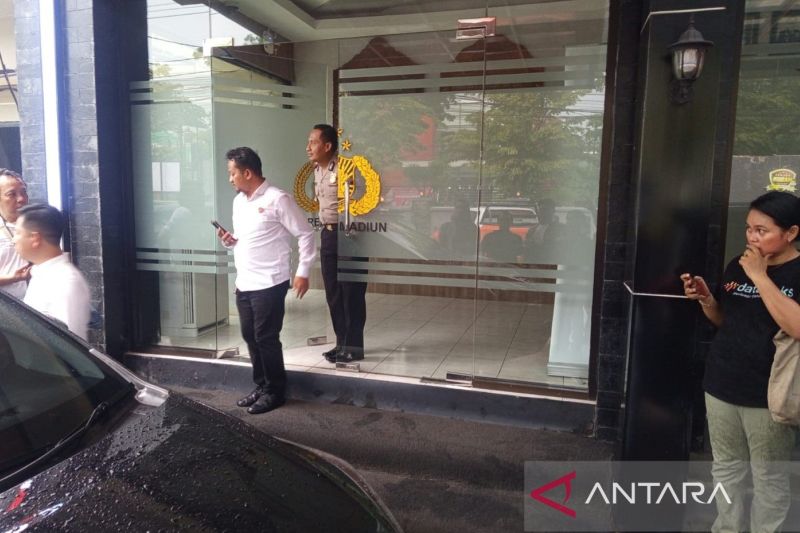 Sejumlah petugas dan wartawan menunggu proses pemeriksaan Sekda Kota Madiun terkait OTT KPK Wali Kota Maidi di kantor Satreskrim Paolres Madiun, Jatim, Senin (19/1/2026). ANTARA/Louis Rika