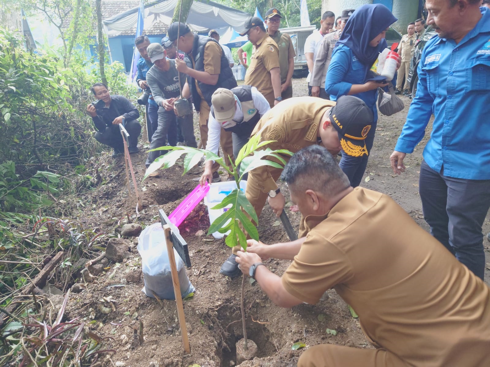 UNTUK ALAM: Bupati Mojokerto Muhammad Albarraa melakukan penanaman bibit pohon di area sumber Djoebel, Desa Kembangbelor, Kecamatan Pacet, 30 Desember 2025 lalu.