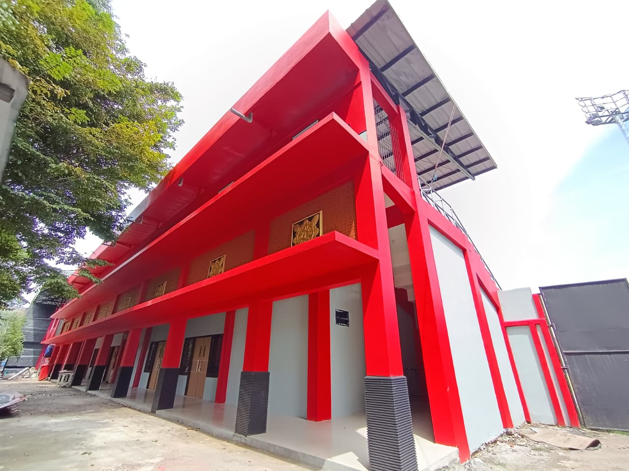 DILANJUTKAN: Stadion Gajah Mada, Kecamatan Mojosari, Kabupaten Mojokerto, yang akan kembali disentuh pekerjaan untuk revitalisasi lapangan dan pemasangan lintasan lari.