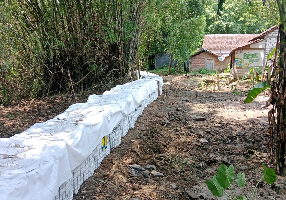 TANGGUL DARURAT: BBWS Bengawan Solo memasang geobox di bantaran aliran Kali Lamong, Desa Talunblandong, Kecamatan Dawarblandong.