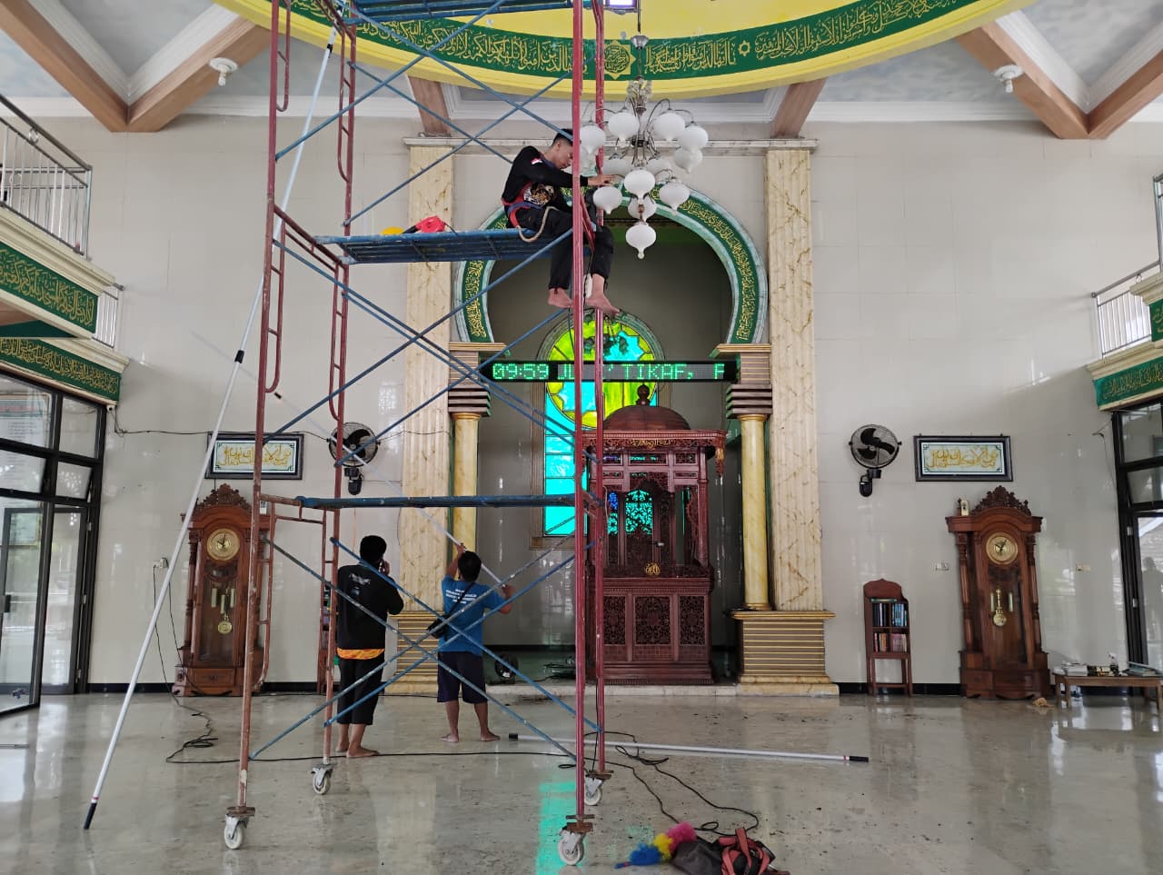 SOSIAL: relawan Gerakan Resik-Resik Masjid membersihkan Masjid Nurul Muhsinin di Kelurahan Surodinawan, Kecamatan Prajurit Kulon, Kota Mojokerto, Minggu (18/1).