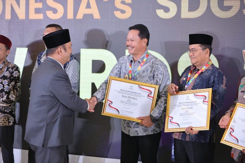 Menteri Perencanaan Pembangunan Nasional/Kepala Bappenas Rachmat Pambudy mengucapkan selamat kepada Wali Kota Madiun Maidi atas capaian meraih Terbaik I Indonesia&rsquo;s SDGs Action Awards 2025