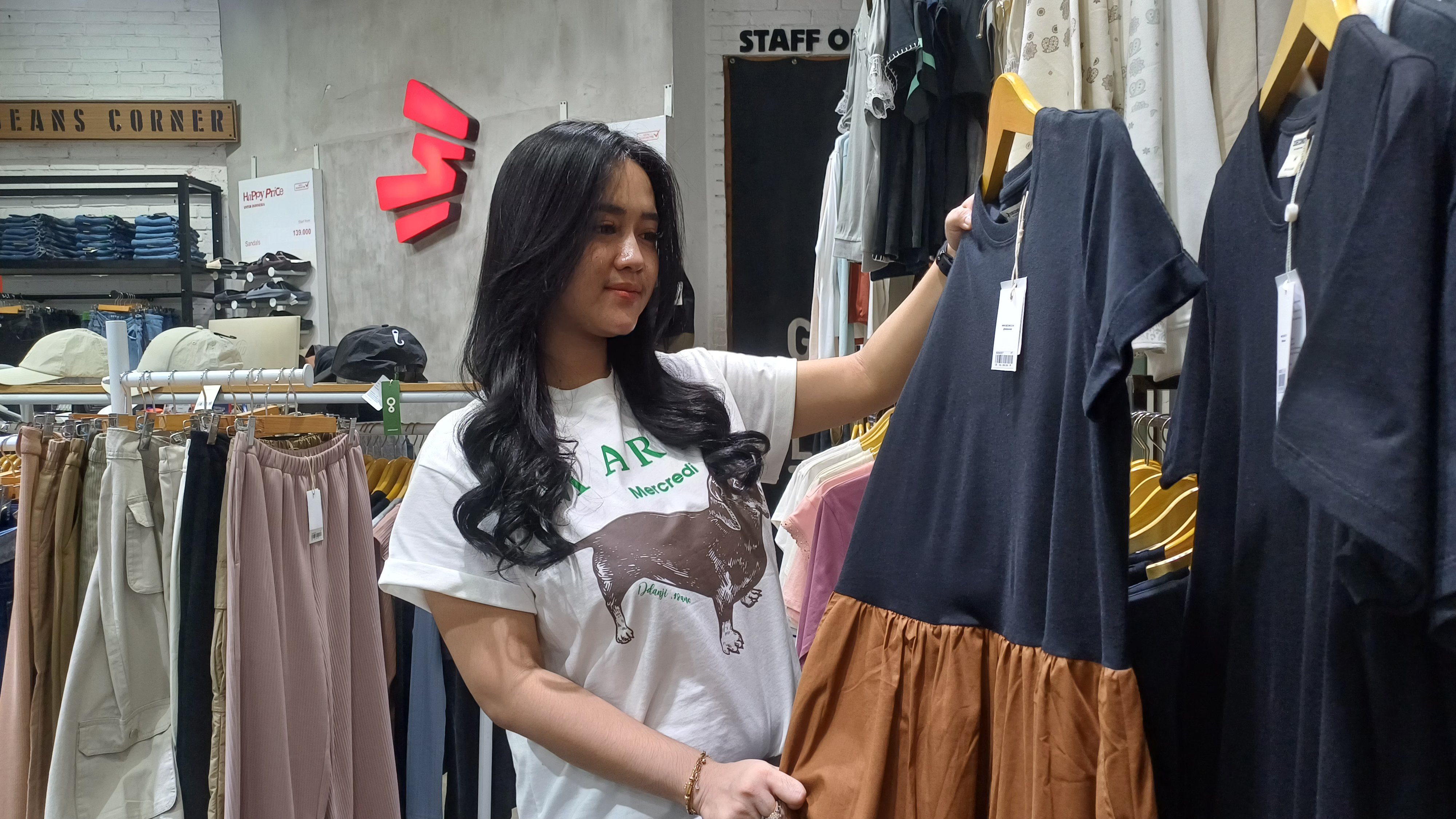 TERKINI: Salah satu pengunjung 3 Second yang ada di Sunrise Mall Mojokerto sedang memilih fashion.