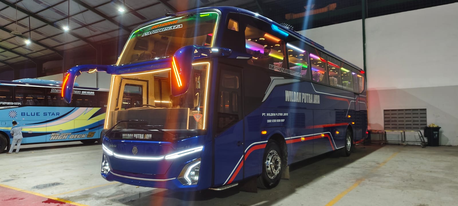 PRIMA: Armada bus Wildan Putra Jaya Trans, Bangsal, Mojokerto, yang memiliki keunggulan dari sisi kenyamanan hingga keamanan untuk melayani jasa transportasi pariwisata.