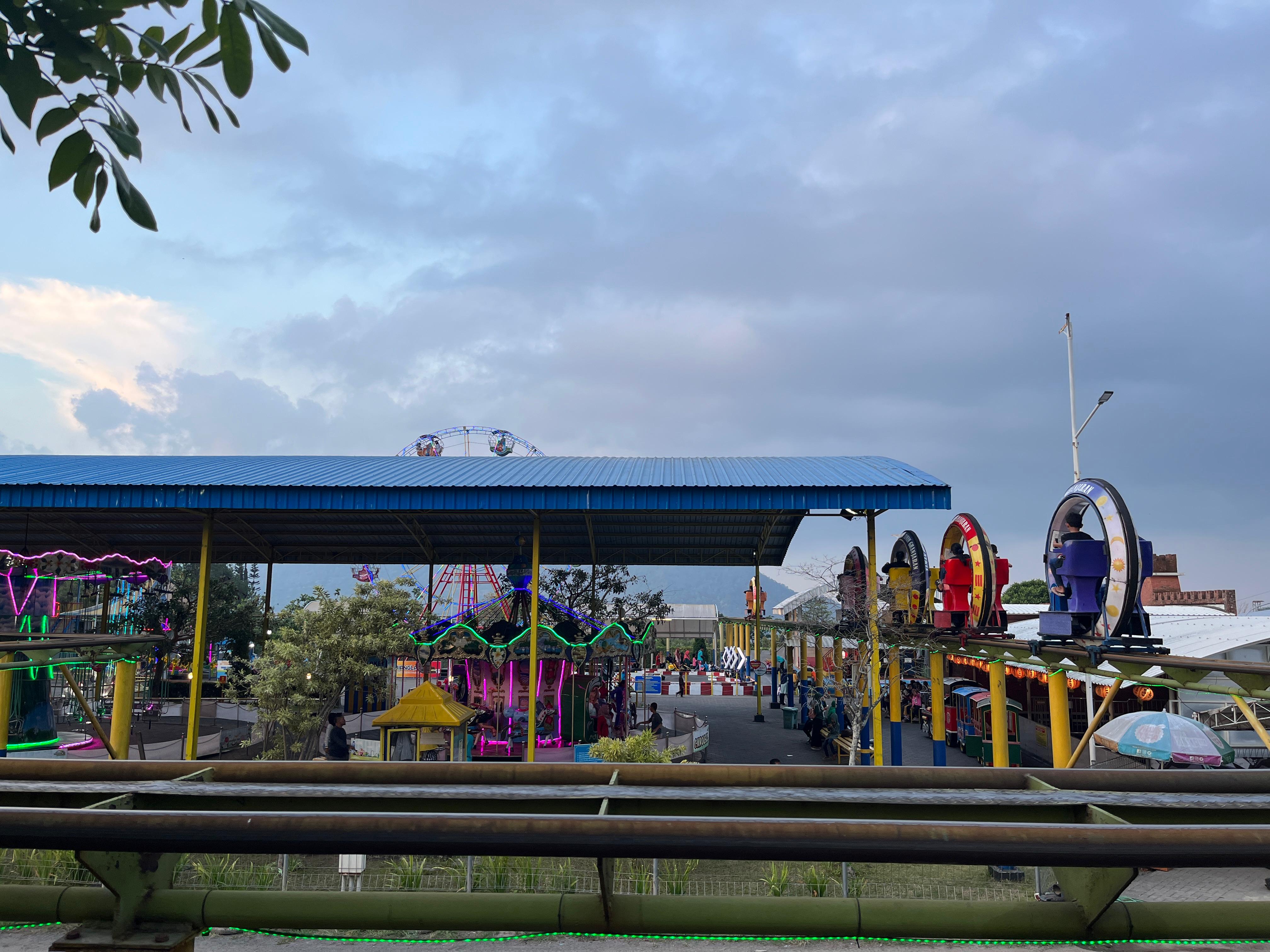 PLAY GROUND: Wahana sepeda udara yang menjadi salah satu pilihan favorit pengunjung di area taman bermain di Taman Ghanjarang, Desa Ketapanrame, Kecamatan Trawas, Kabupaten Mojokerto.
