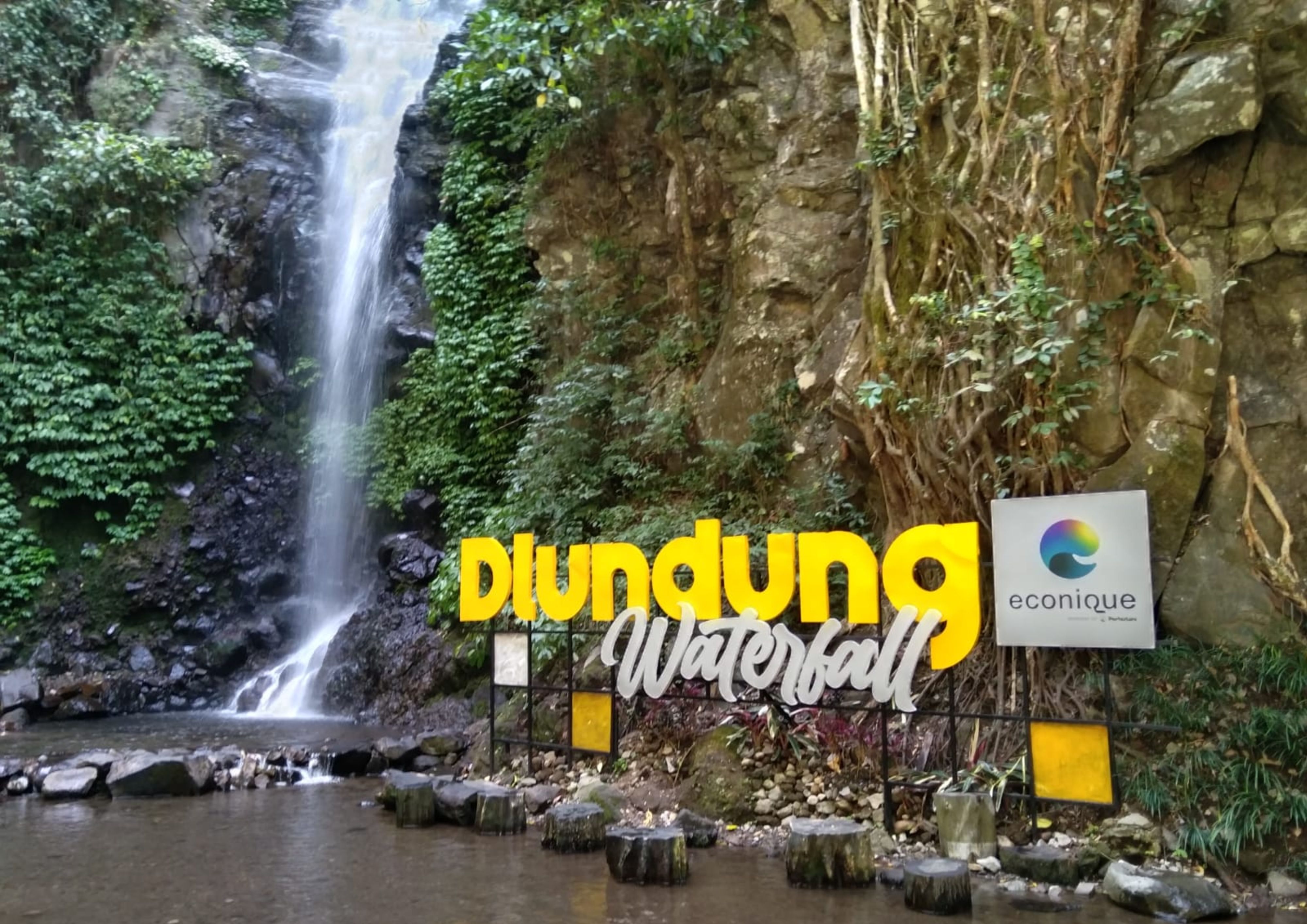 dua destinasi wisata yang telah lama menjadi favorit wisatawan, yakni Wanawisata Pemandian Air Panas Padusan dan Wanawisata Air Terjun Dlundung