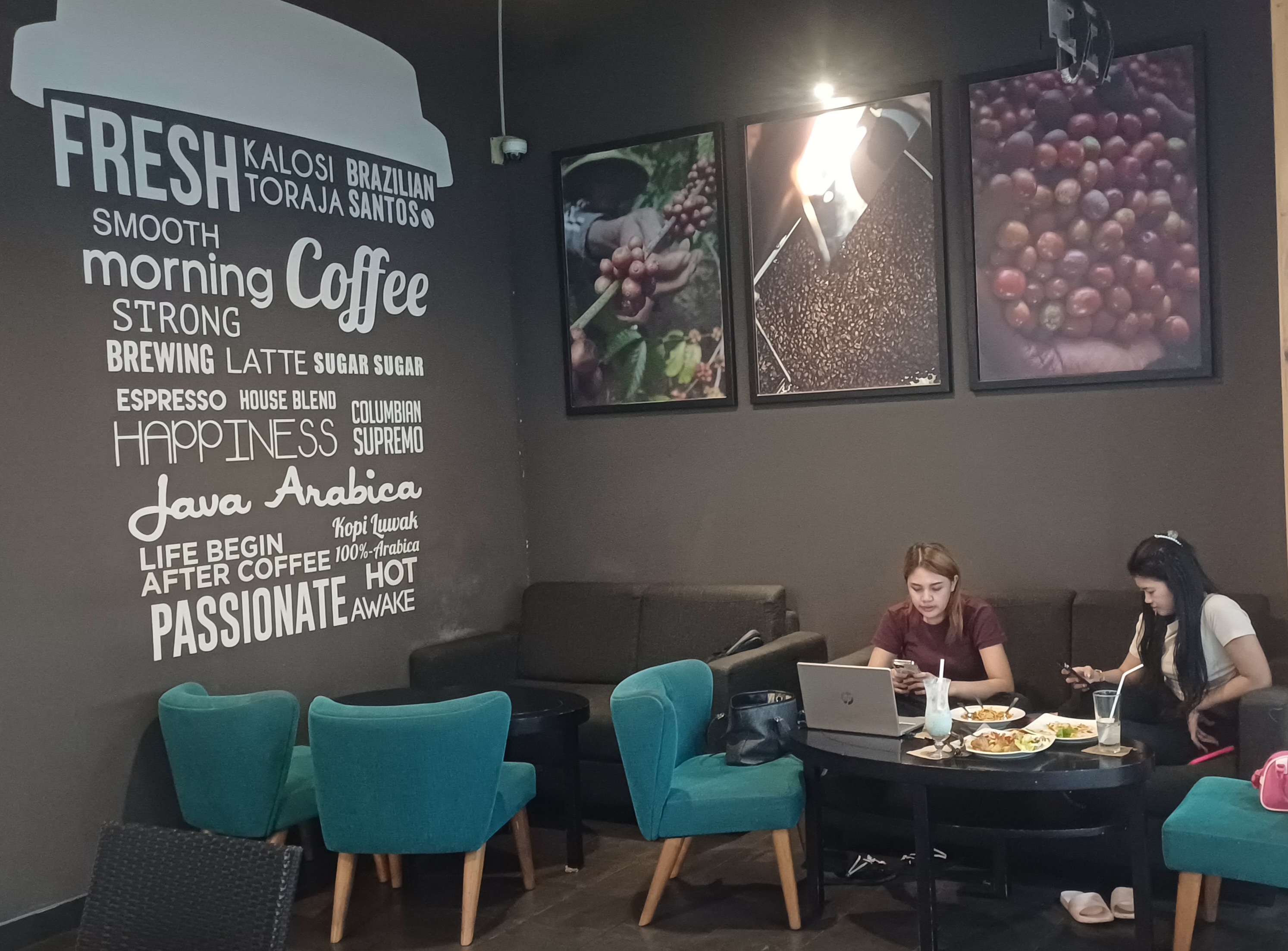 SANTAI: Pengunjung Sunrise Mall Mojokerto sedang bersantai di Excelso Coffee dengan menikmati kopi dan camilan.