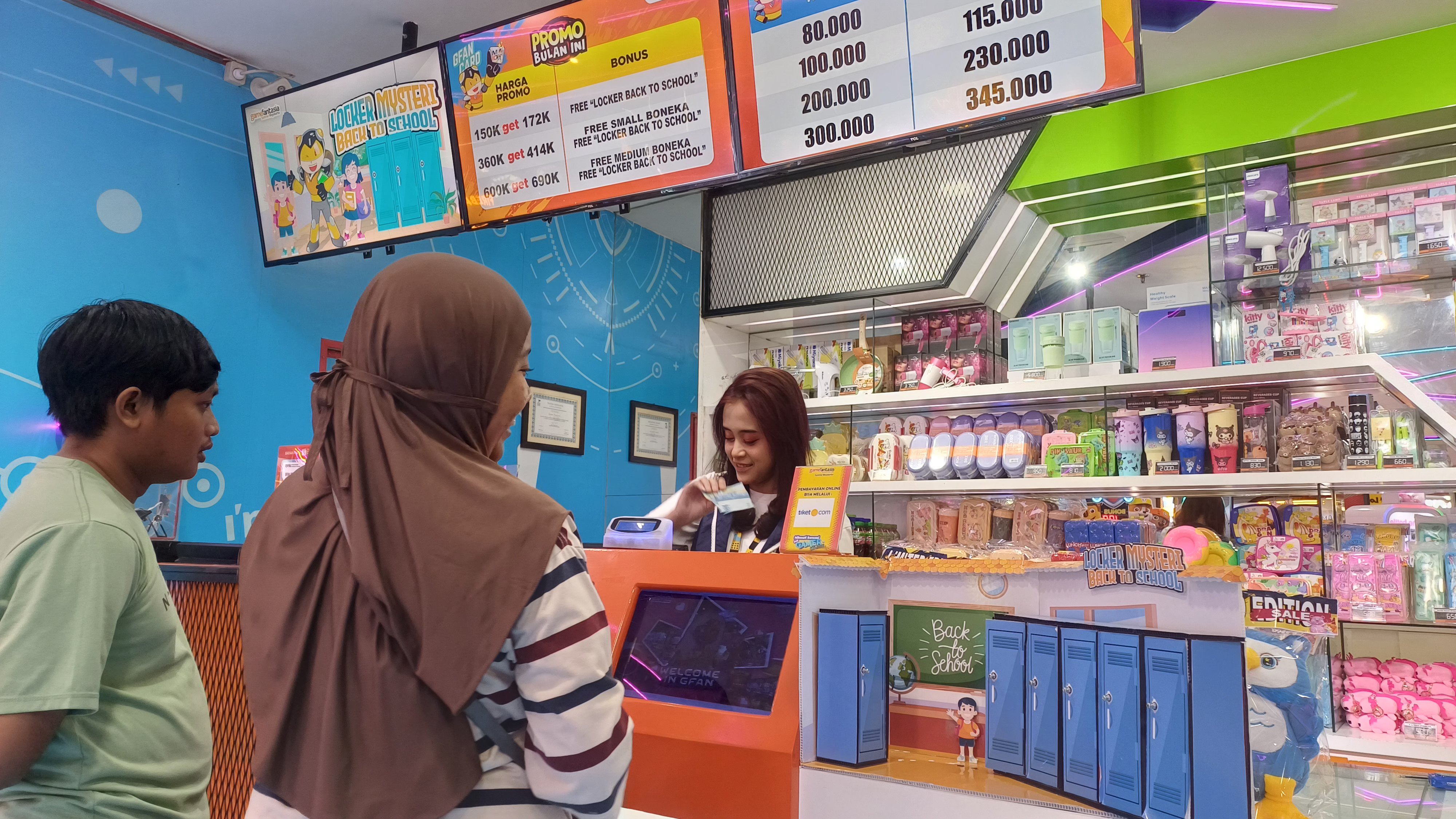 TOP UP: Pengunjung game fantasia sedang mengisi saldo permainan saat berkunjung ke Sunrise Mall Mojokerto.