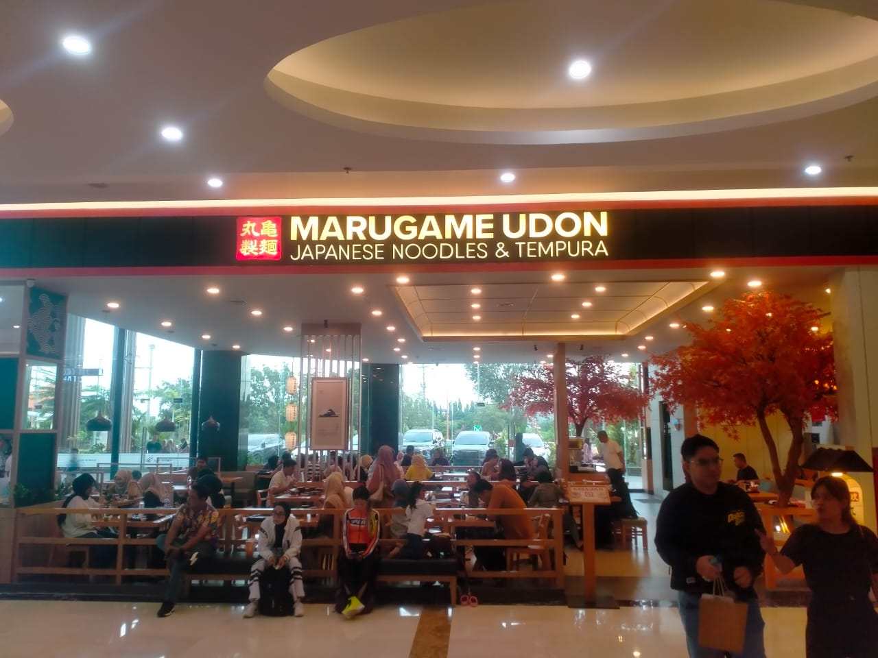 RAMAI: Pengunjung mal berbondong-bondong untuk mendapatkan promo spesial salah satu produk yang disuguhkan.
