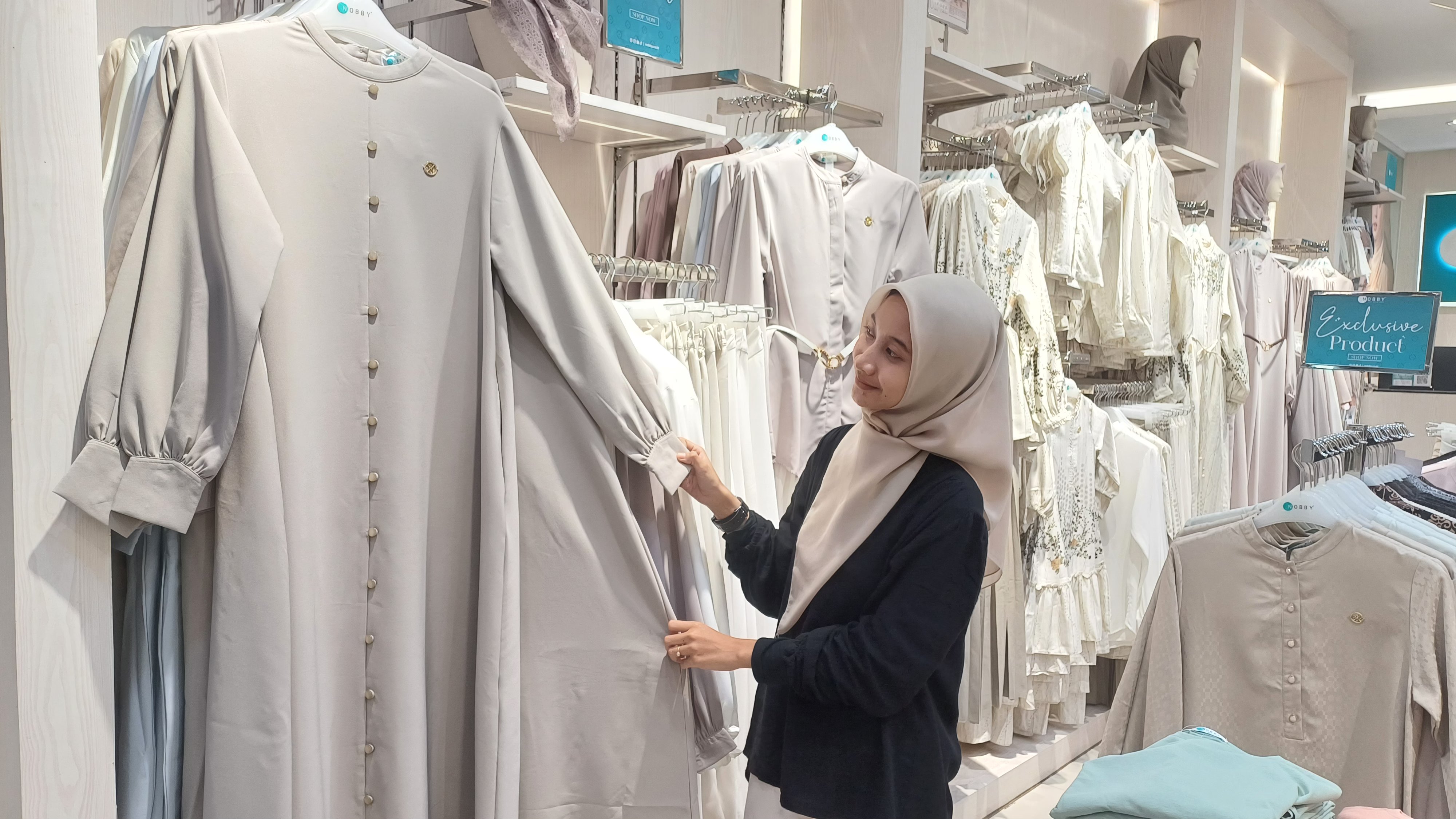 BEST SELLER: Salah satu petugas gerai sedang melihatkan dress ultimate yang sangat banyak di gandrungi ibbu-ibu.