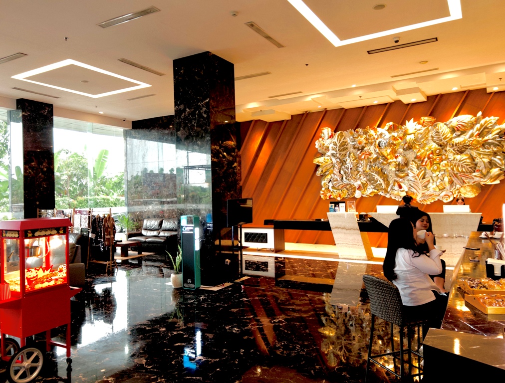MEWAH: Lobby Hotel Sunrise Mojokerto yang ramai dan nyaman.