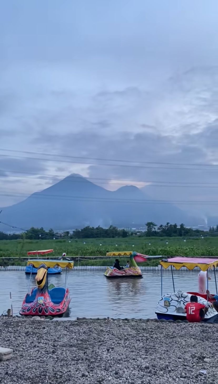 KIAN LENGKAP: Destinasi wisata air di RTH Alun-Alun Mojo Kepuh Park, Desa Sedati, Kecamatan Ngoro, Kabupaten Mojokerto, kemarin (20/1).