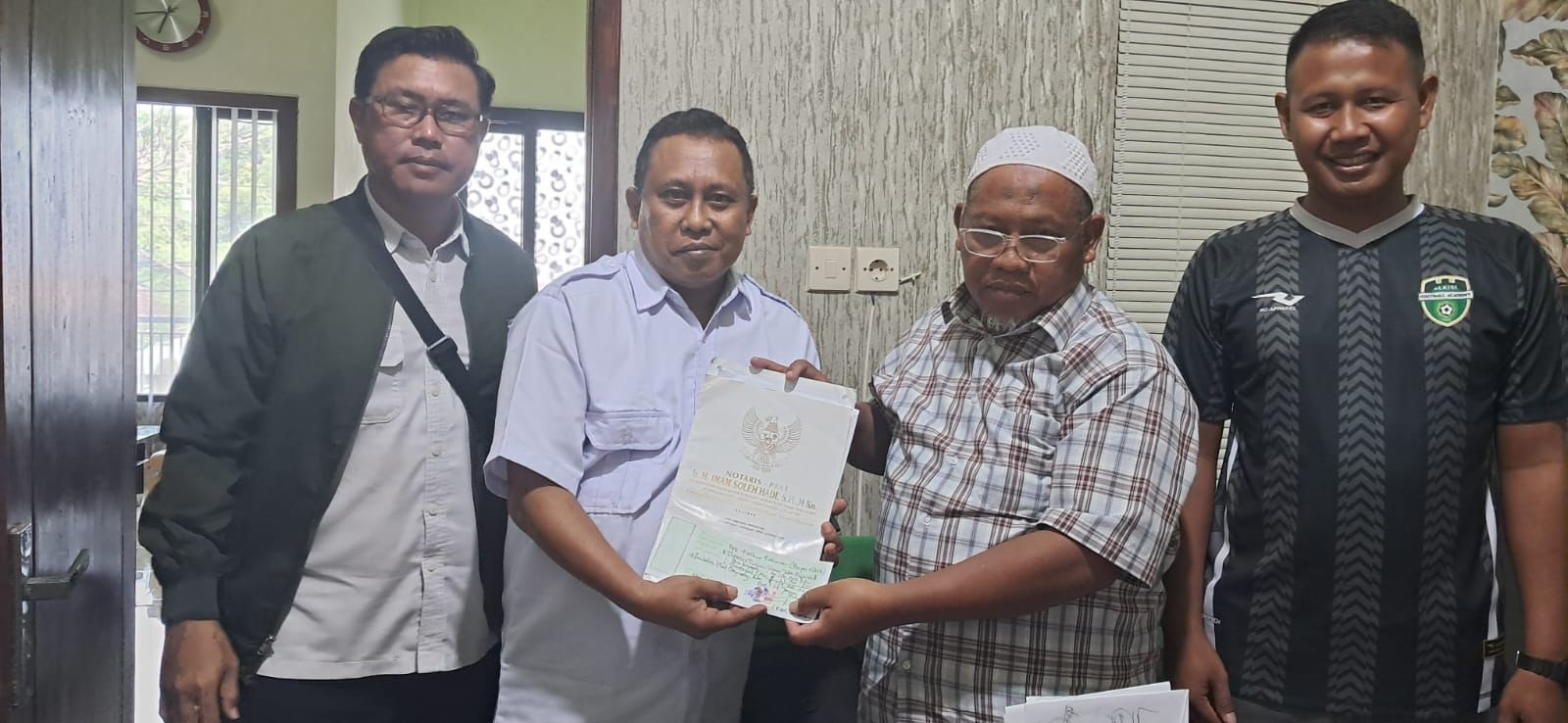 UNGGULAN: Pengasuh sekaligus Pimpinan Ponpes eLKISI KH Dr Faturahman saat mengakuisisi tim Banyuwangi Putra, Rabu (14/1).