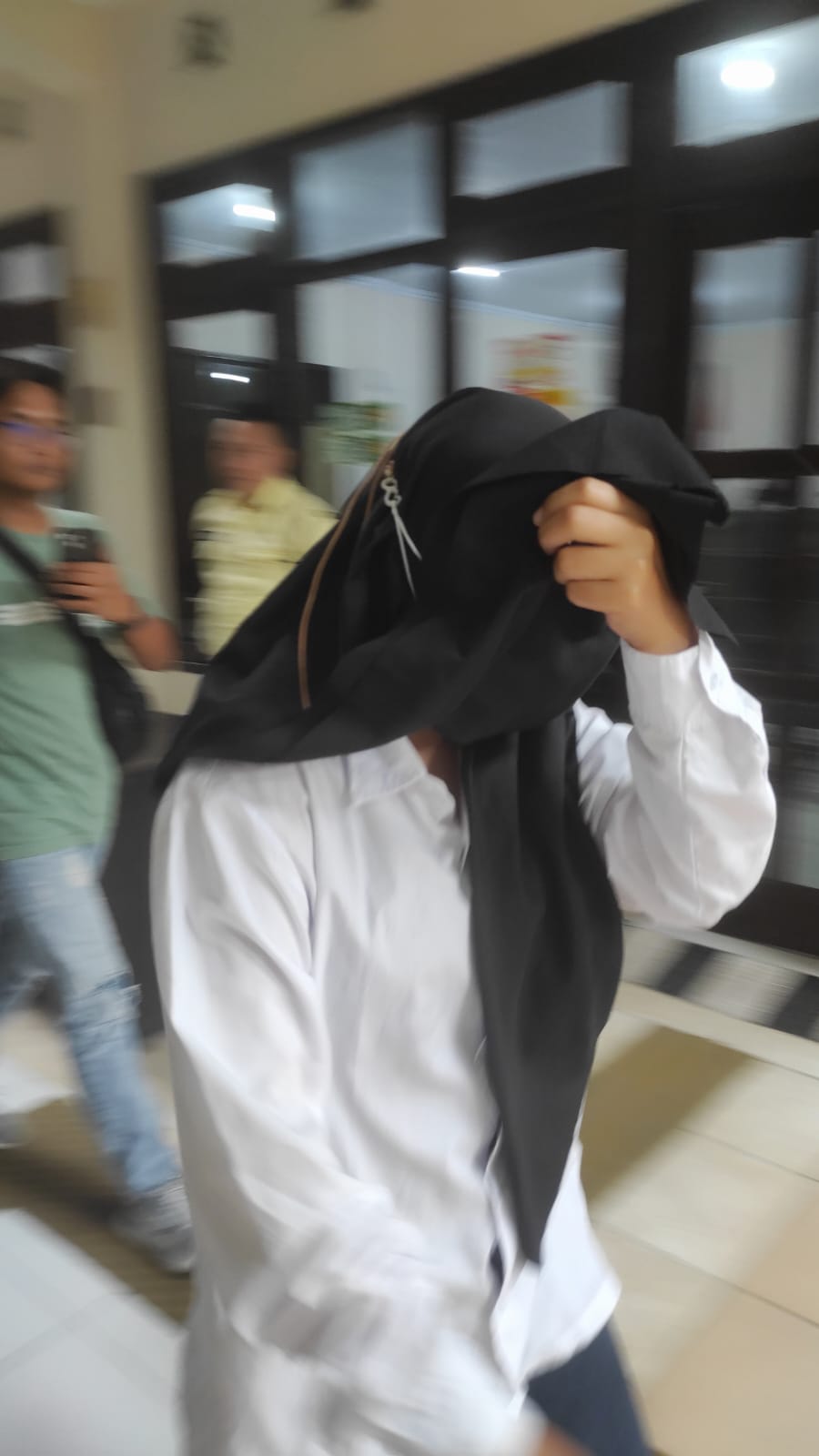 DIADILI: DS, terdakwa kasus tindak pidana kekerasan seksual sesama wanita saat menjalani sidang di Pengadilan Negeri Mojokerto, Senin (19/1).