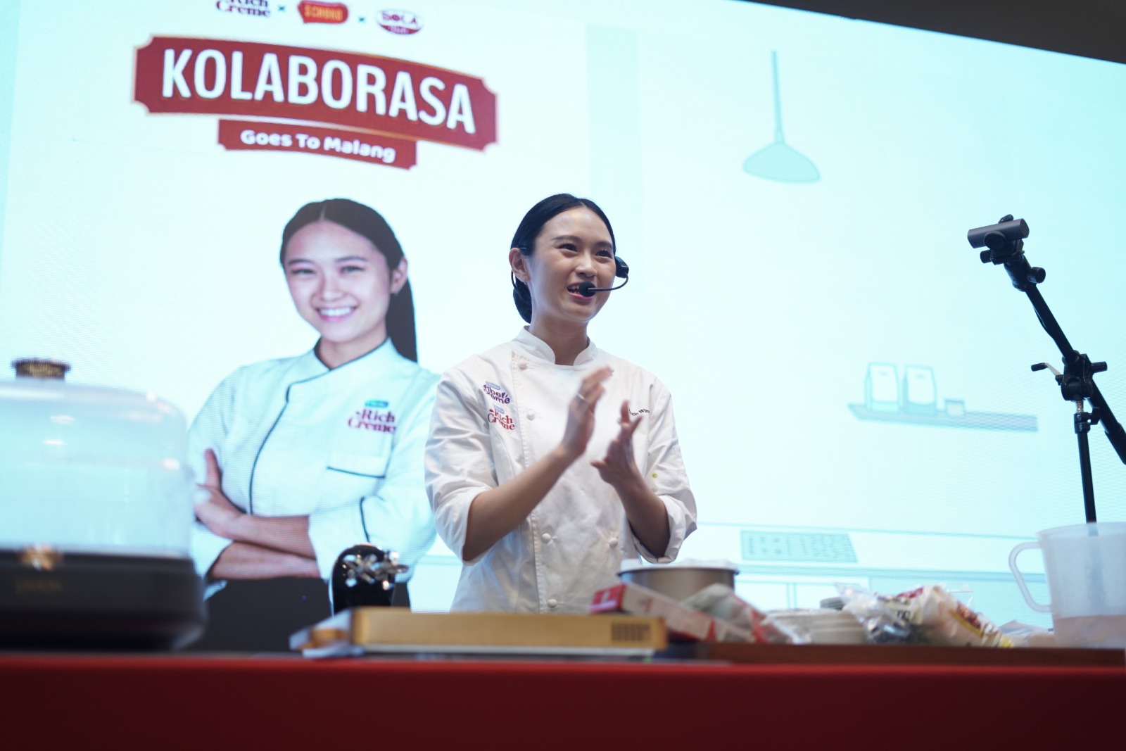 EDUKASI: Chef Angie Wiranata mendemonstrasikan pembuatan tren kuliner baru Mochi Matcha dengan RichCreme Whip Creme Powder.