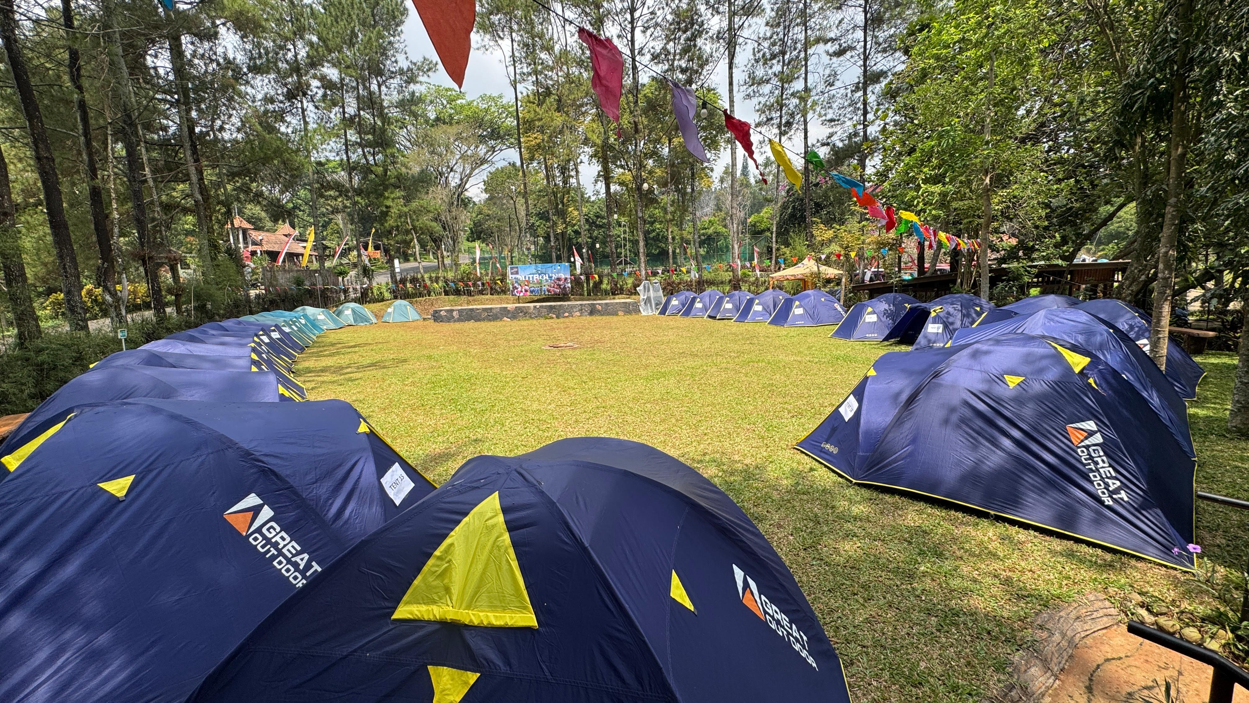 ASRI: Area kemah ini menawarkan suasana alam yang sejuk dengan pemandangan pegunungan dan pepohonan rindang di sekelilingnya.