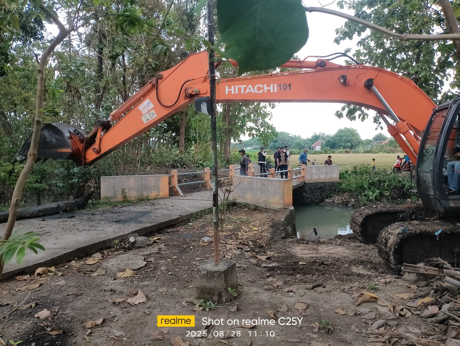 PEDULI: PT Sinergi Gula Nusantara (SGN) PG Gempolkrep melakukan normalisasi saluran irigasi di tiga desa di sekitar PG Gempolkrep.