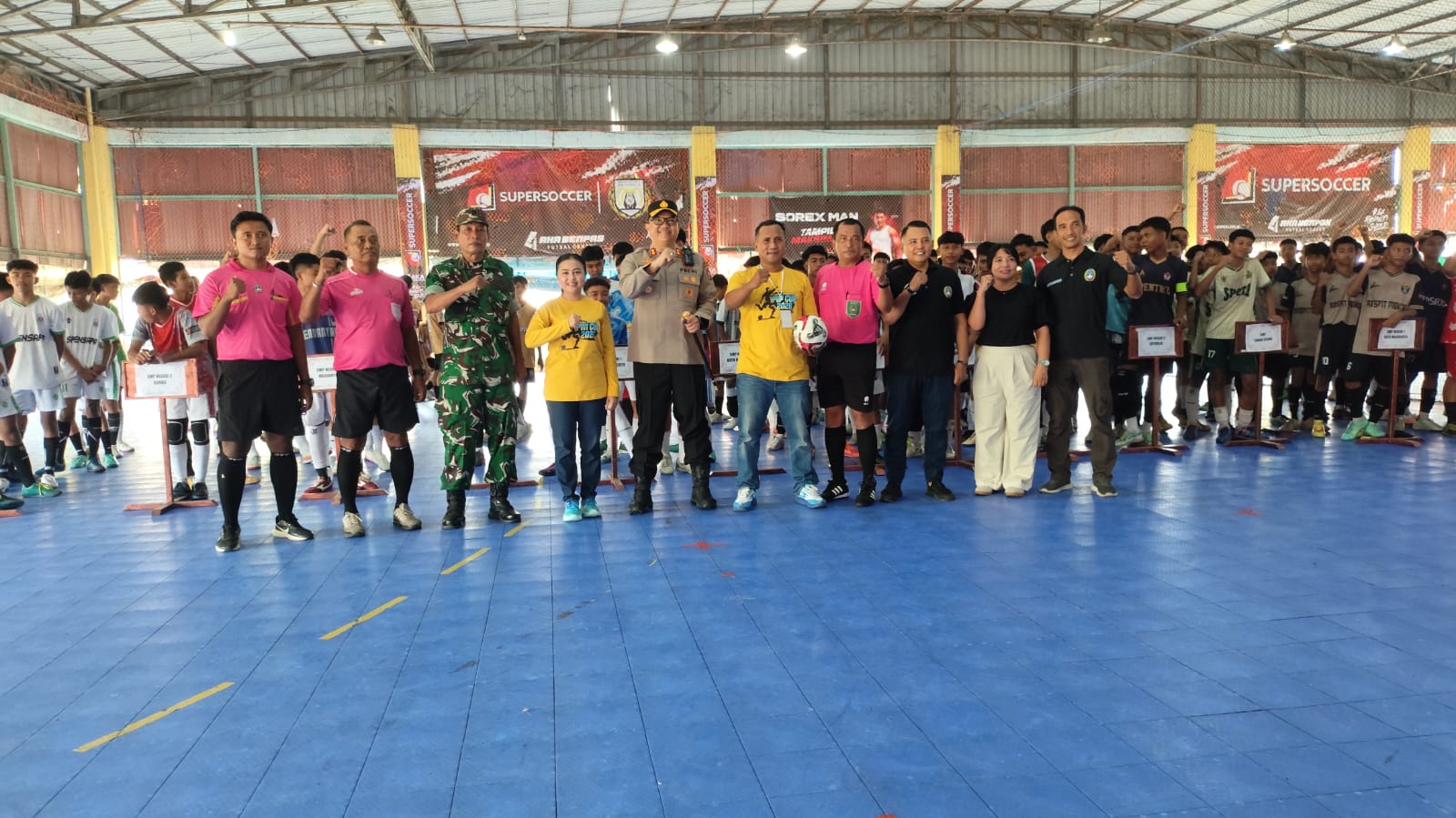 KEMBANGKAN POTENSI ATLET: Turnamen futsal tingkat pelajar bertajuk Piala PWI Mojokerto Cup 2026 memperingati Hari Pers Nasional (HPN) digelar di lapangan AKA Benpas Futsal Kota Mojokerto, kemarin (20/