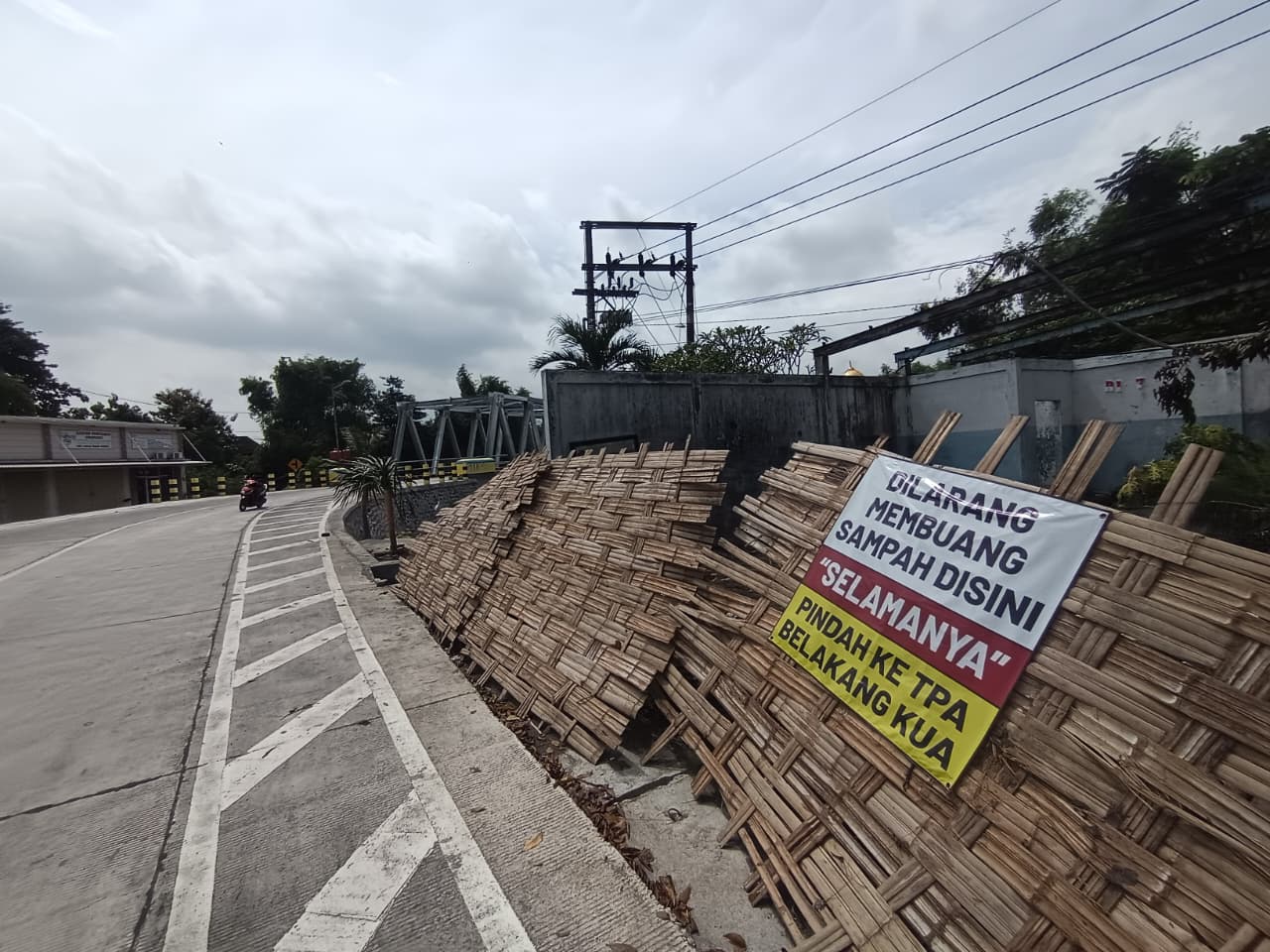 DIALIHKAN: TPS Desa Lebaksono, Kecamatan Pungging, dilakukan penutupan sementara lantaran akan disentuh rehabilitasi dari DLH Kabupaten Mojokerto.