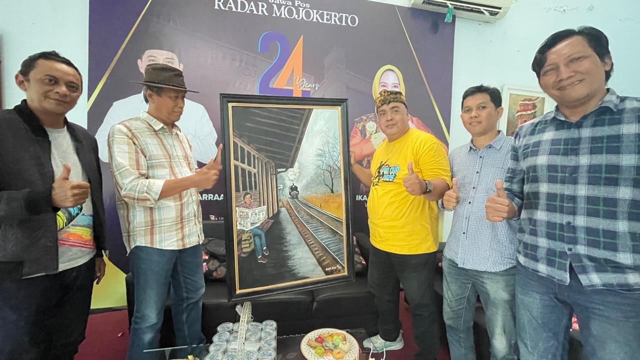 KEJUTAN: Lukisan karya Diak Eko menjadi surprise hari ulang tahun ke-57 Direktur JPRM M. Nur Kholis (pakai topi), Selasa (20/1).