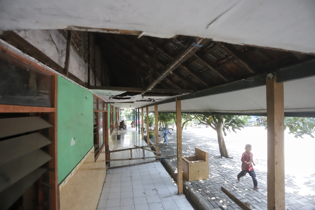 DIKOSONGKAN: Kondisi salah satu ruang kelas MI Guppi di Lingkungan Balongrawe, Kelurahan Kedundung, Kecamatan Magersari,&nbsp;yang mengalami kerusakan dan belum tersentuh perbaikan.