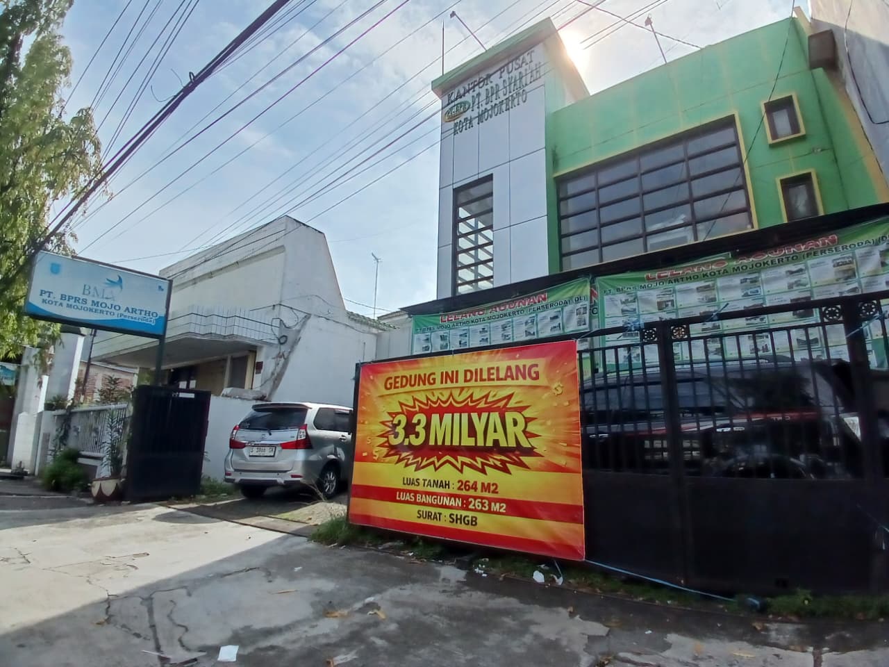 DILEGO: Pengumuman lelang gedung terpasang di kantor BPRS Mojo Artho Kota Mojokerto, Jalan Mojopahit, Kelurahan Miji, Kecamatan Kranggan,&nbsp;Rabu&nbsp;(21/1).