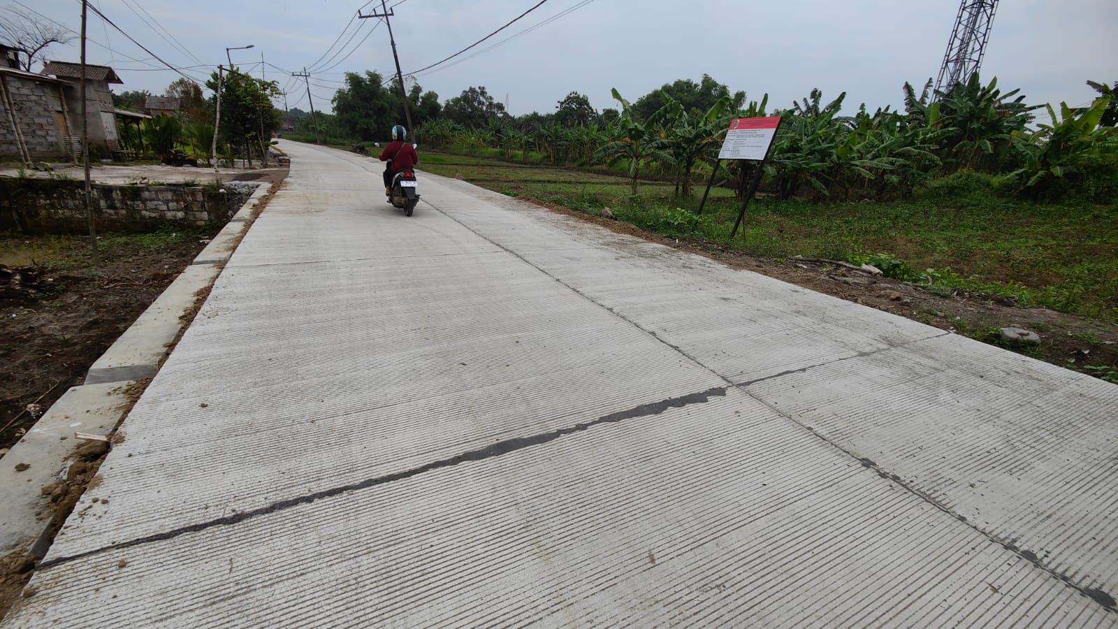 KEMBALI JADI PRIORITAS: Ruas Jalan Parengan-Lakardowo, Kecamatan Jetis, yang menjadi salah satu prioritas pada TA 2025. Tahun ini pembangunannya kembali dilanjutkan dengan pagu Rp 4,8 miliar.