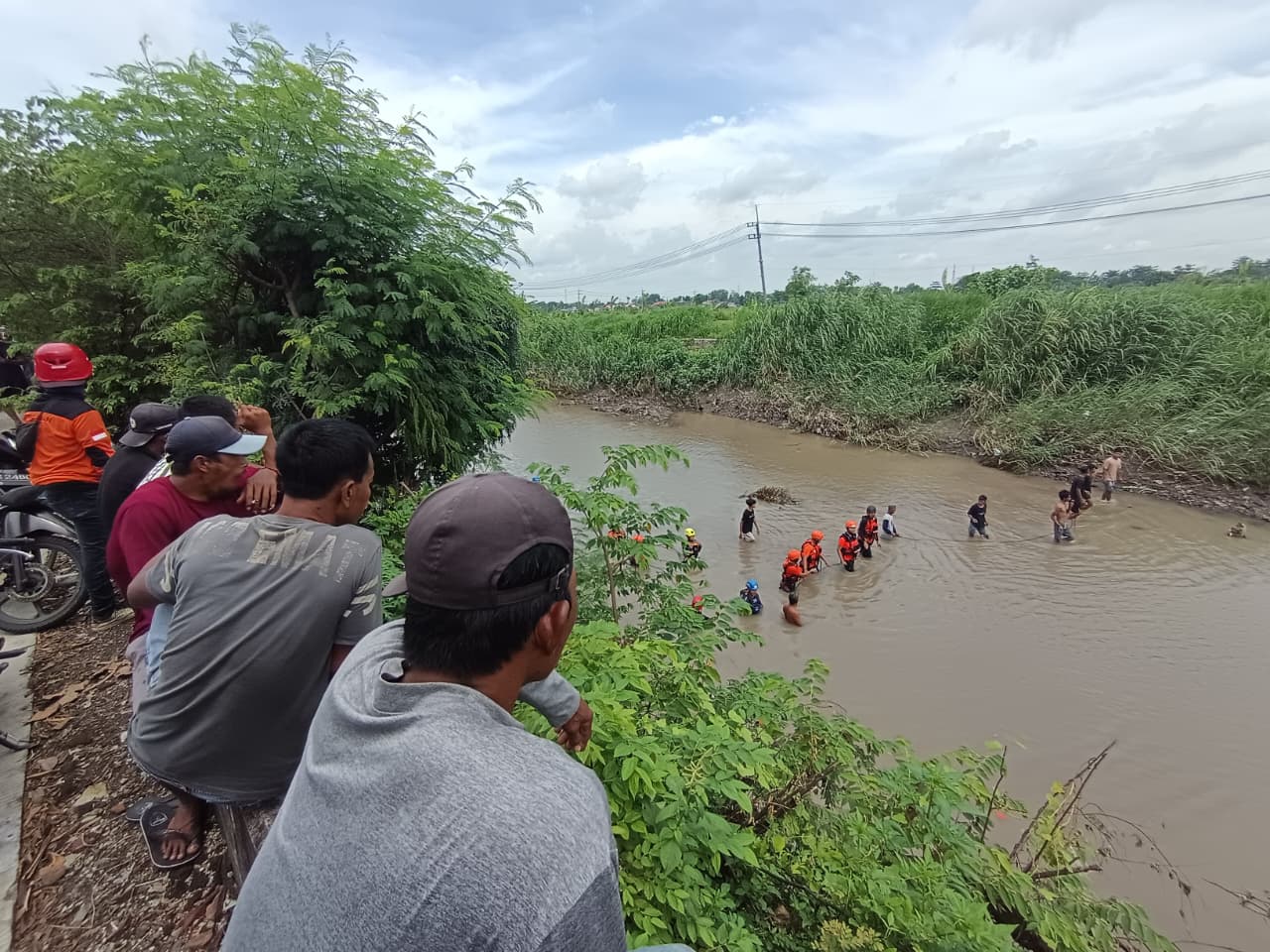 DISISIR: Proses pencarian korban tenggelam melalui penyisiran oleh tim SAR gabungan dan masyarakat di aliran Sungai Sadar, Desa Tinggarbuntut, Kecamatan Bangsal, kemarin (21/1).