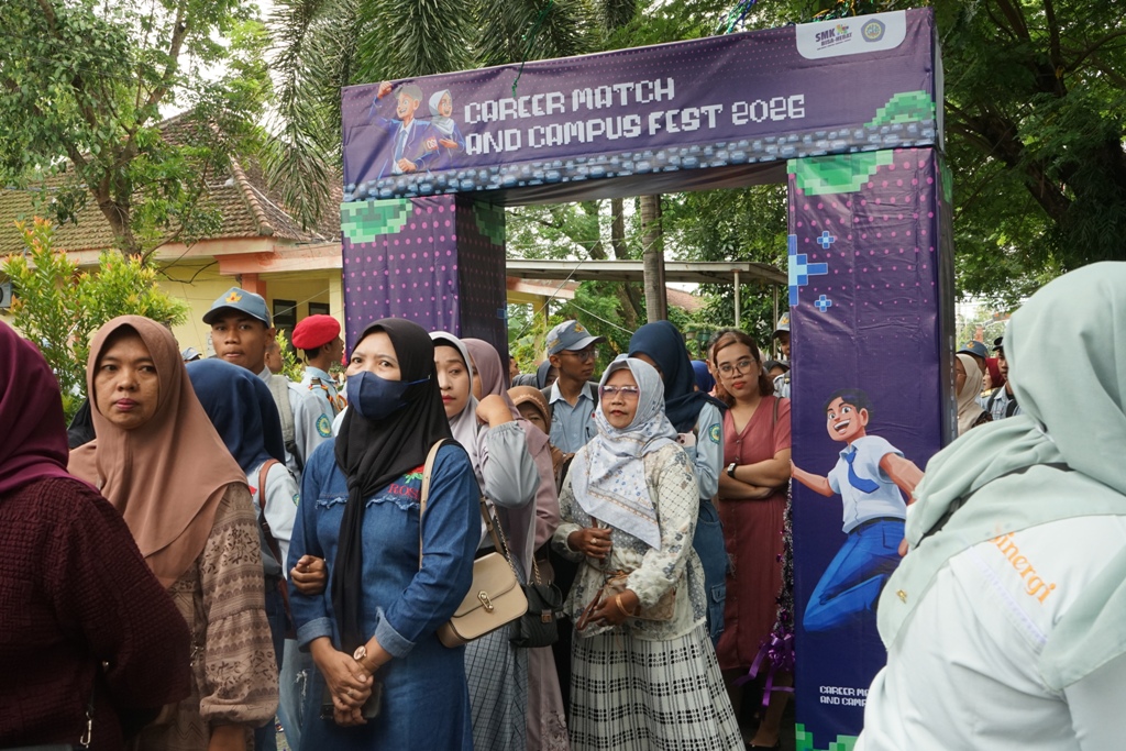 RAIH MASA DEPAN: Siswa SMKN 1 Mojokerto antusiasme menilik stan universitas pilihan.