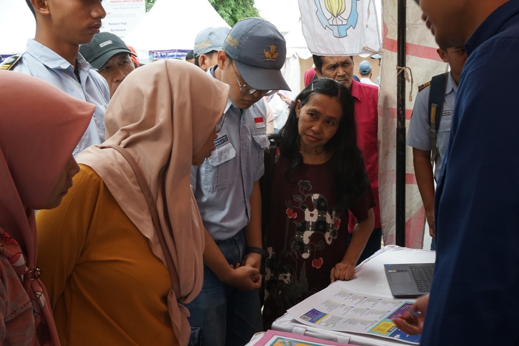 RAIH MASA DEPAN: Siswa SMKN 1 Mojokerto antusiasme menilik stan universitas pilihan.