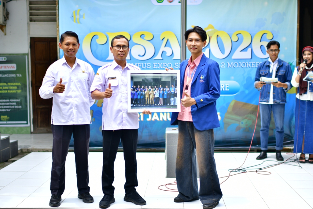 KOLABORASI: Kepala SMAN 2 Mojokerto Abdul Salam didampingi Waka Kesiswaan SMAN 2 Mojokerto Shyndu Utomo menerima suvenir dari alumni SMAN 2 Mojokerto.