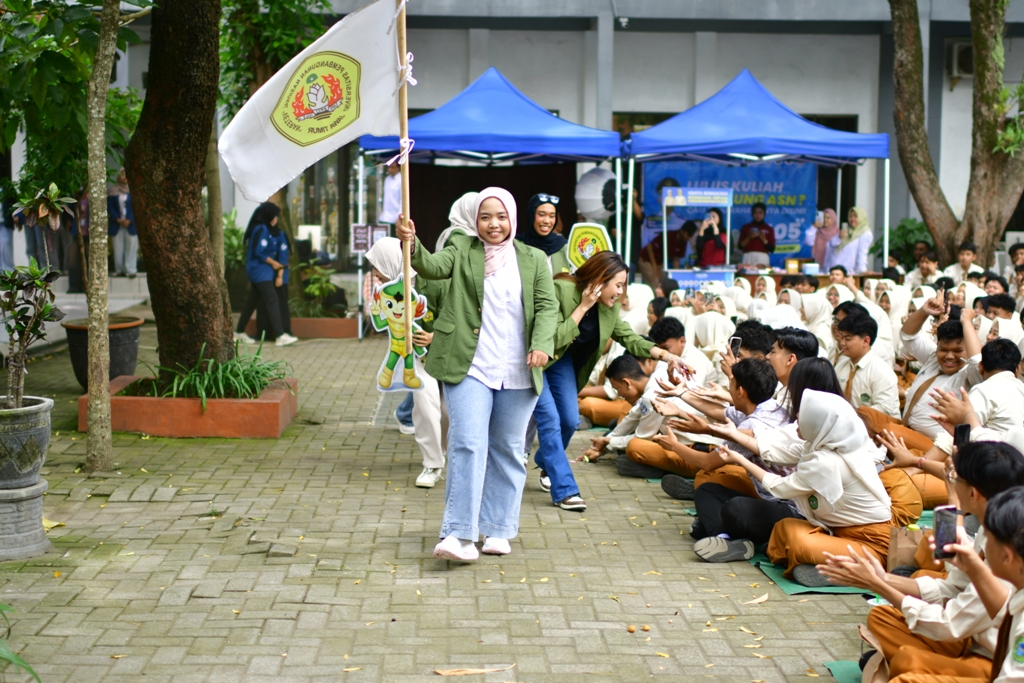 TENTUKAN PILIHAN: Para alumni menampilkan parade dengan jas almamater kampus mereka di hadapan siswa SMAN 2 Mojokerto dalam acara expo kampus.