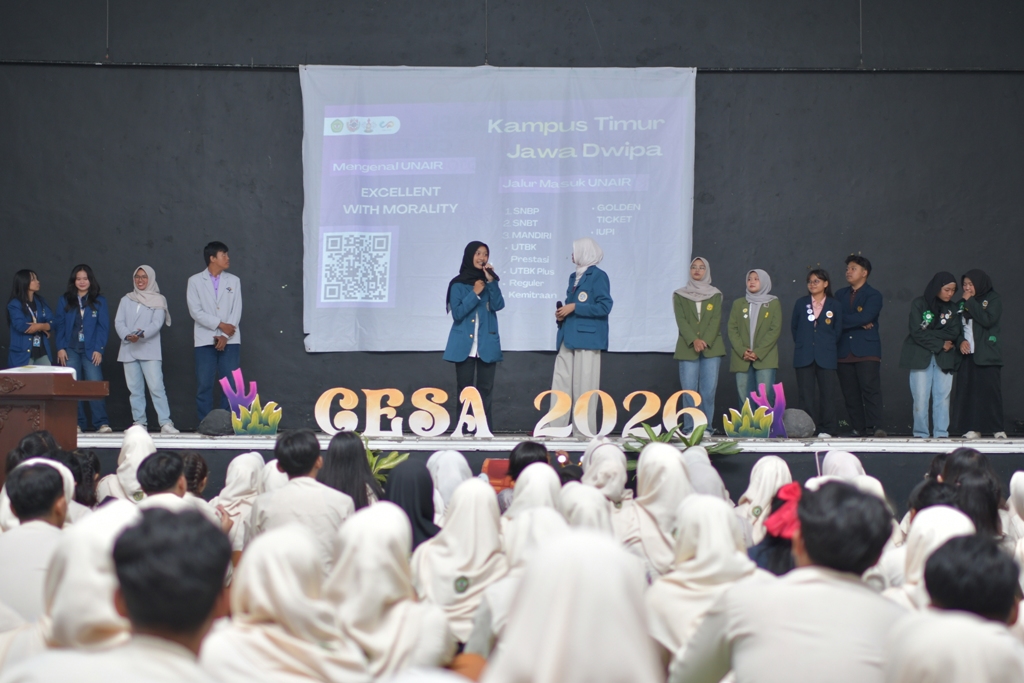 GAMES INTERAKTIF: Perwakilan alumni memberikan games menarik di sela-sela kegiatan pengenalan kampus bagi siswa SMAN 2 Mojokerto dalam acara CESA 2026 di Hall Arifin Subkhi, Rabu (21/1).