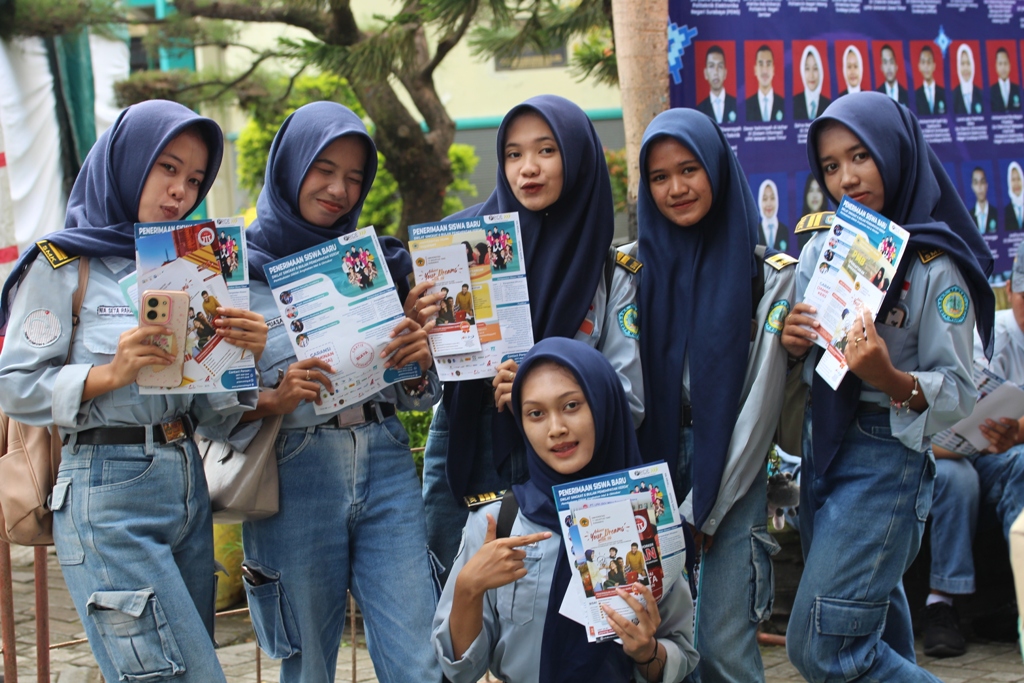 KESEMPATAN BARU: Pengunjung memadati stan lembaga perusahaan yang tengah menyediakan lowongan kerja.