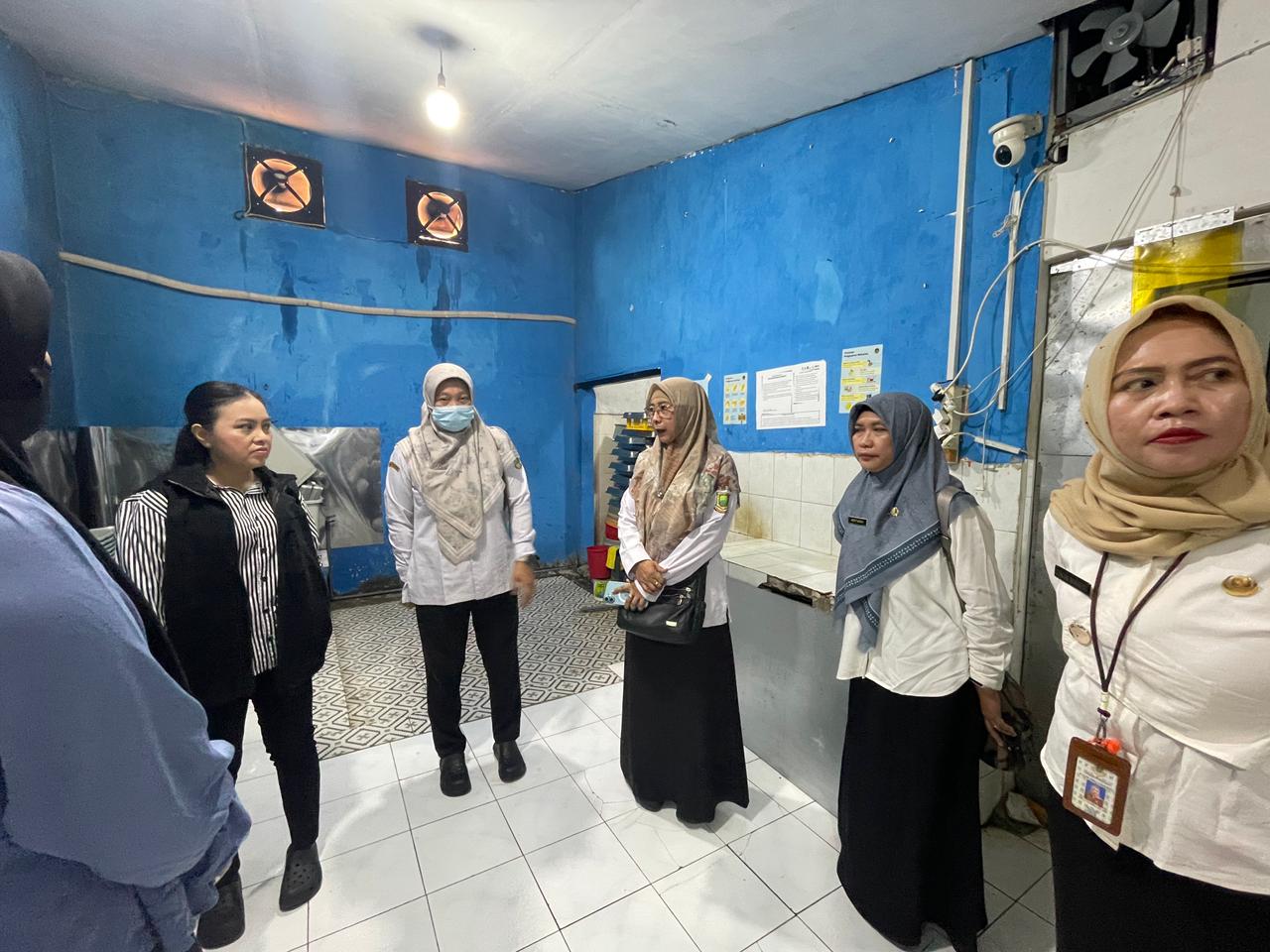 OVERLOAD: Anggota Komisi III DPRD bersama Dinkes PPKB Kota Mojokerto menggelar sidak ke SPPG Wates, Kecamatan Magersari, Rabu (21/1).