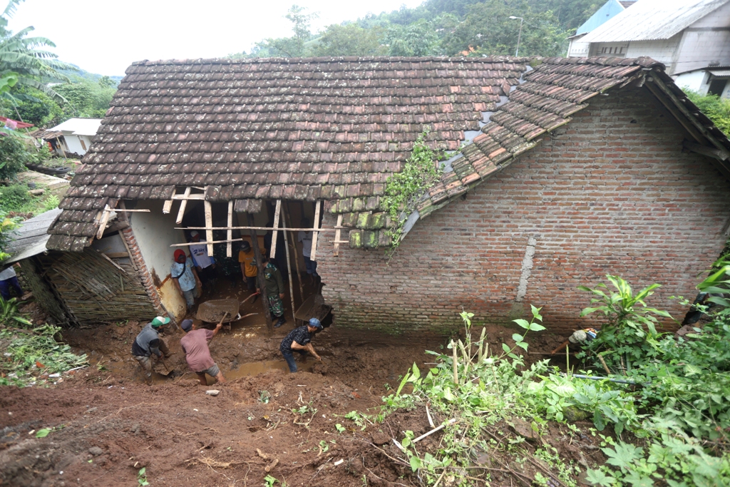 TERDAMPAK: Kondisi rumah warga yang terdampak longsor di Desa Jembul, Kecamatan Jatirejo, Kabupaten Mojokerto, kemarin (22/1).
