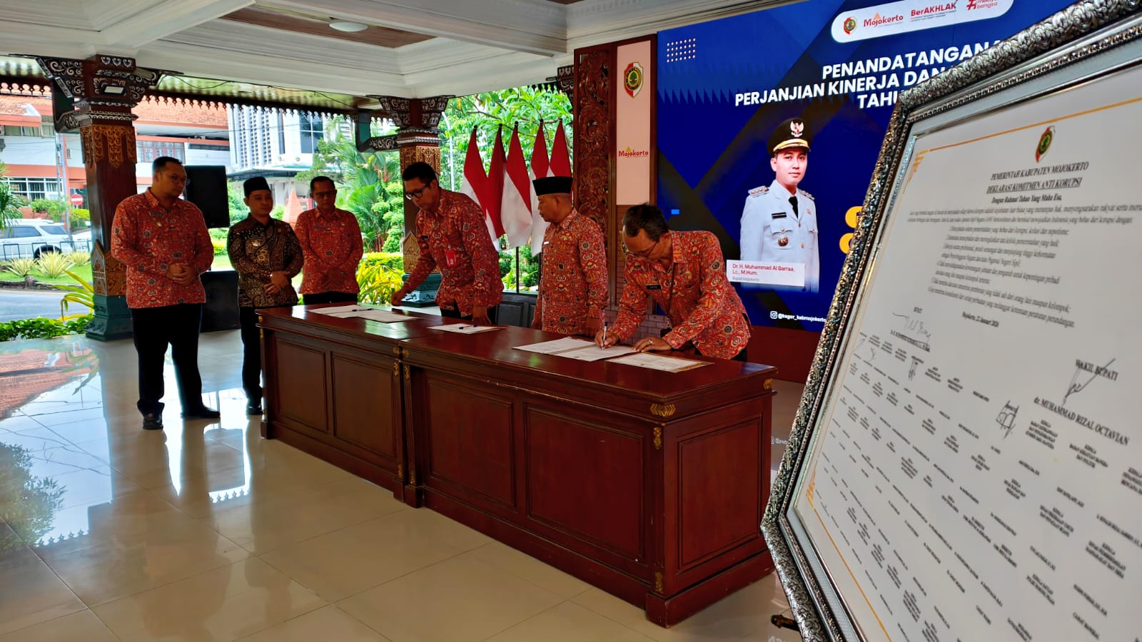 MENJAGA INTEGRITAS: Bupati Muhammad Albarraa didampingi Wabup dr. M. Rizal Oktavian dan Sekda Teguh Gunarko menandatangani pakta integritas dan perjanjian kinerja dengan kepala OPD di Pendapa Graha Ma